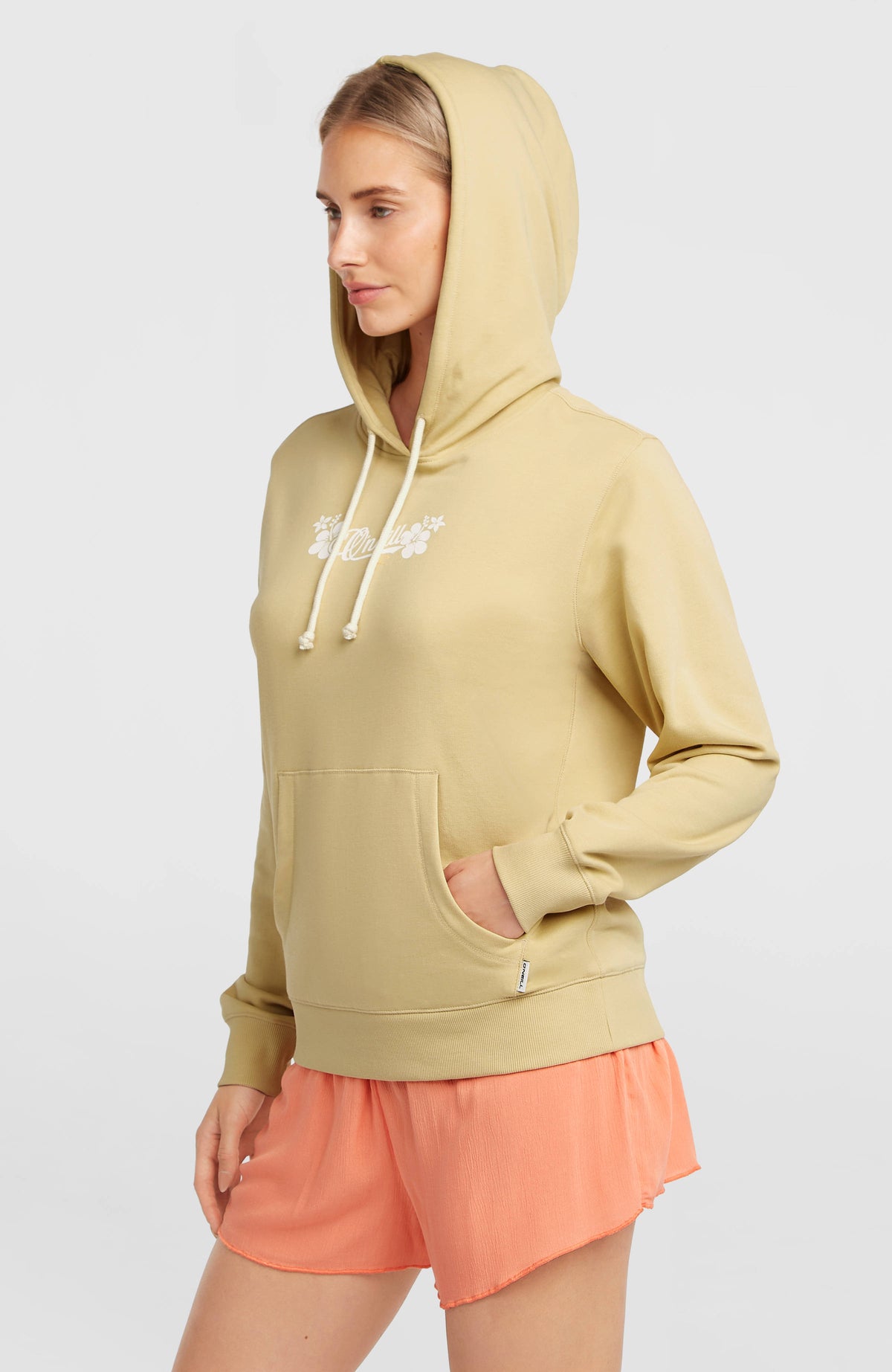 Essentials Script Hoodie für Damen, beige, Halbprofil am Model mit aufgesetzter Kapuze und Kängurutasche