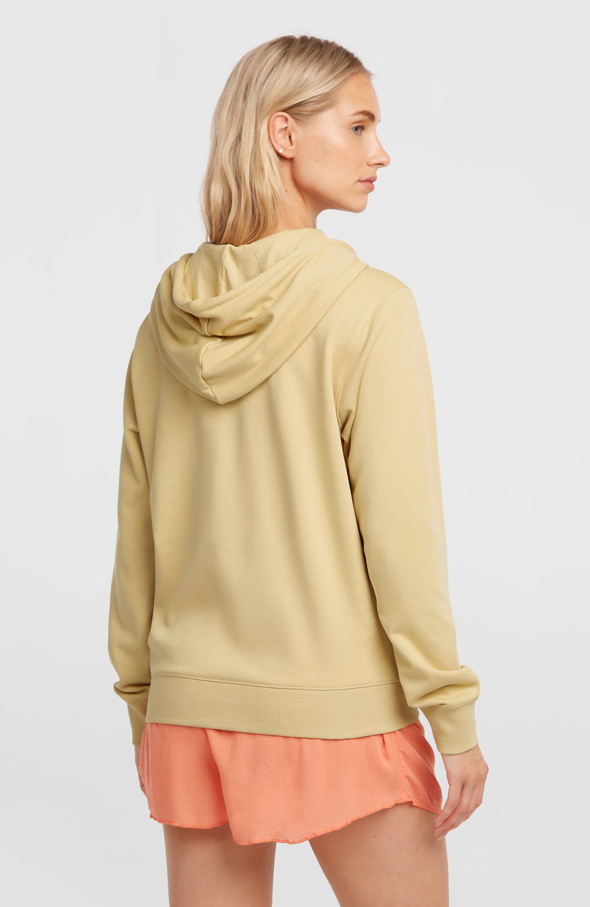 Essentials Script Hoodie für Damen, beige, getragen am Model in der Rückansicht mit Kapuze