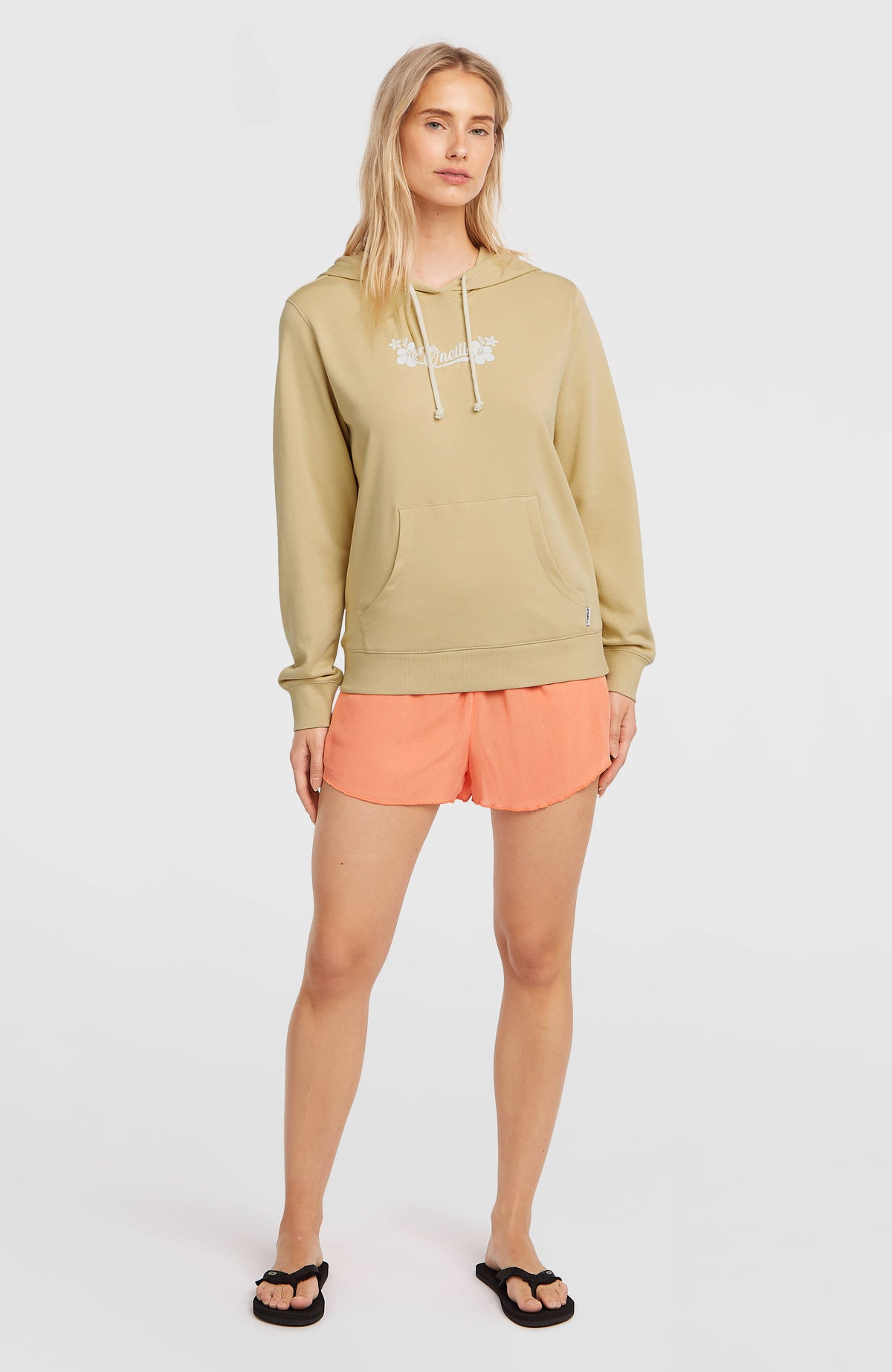 Essentials Script Hoodie für Damen, beige mit Logo-Print in Weiß, Ganzkörperansicht am Model