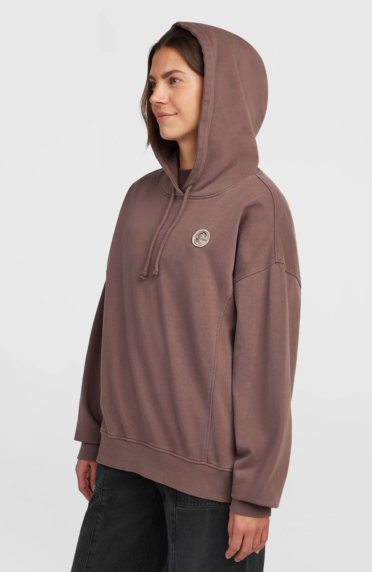 O'Riginals Badge Hoodie für Damen, lila, Halbprofil am Model mit aufgesetzter Kapuze