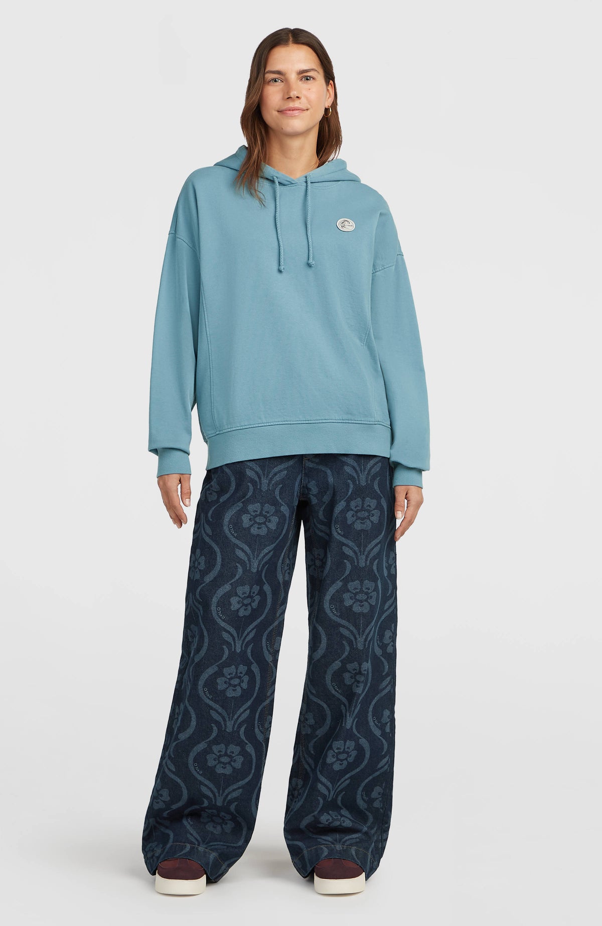 O'Riginals Badge Hoodie für Damen, blau, Ganzkörperansicht am Model von vorne