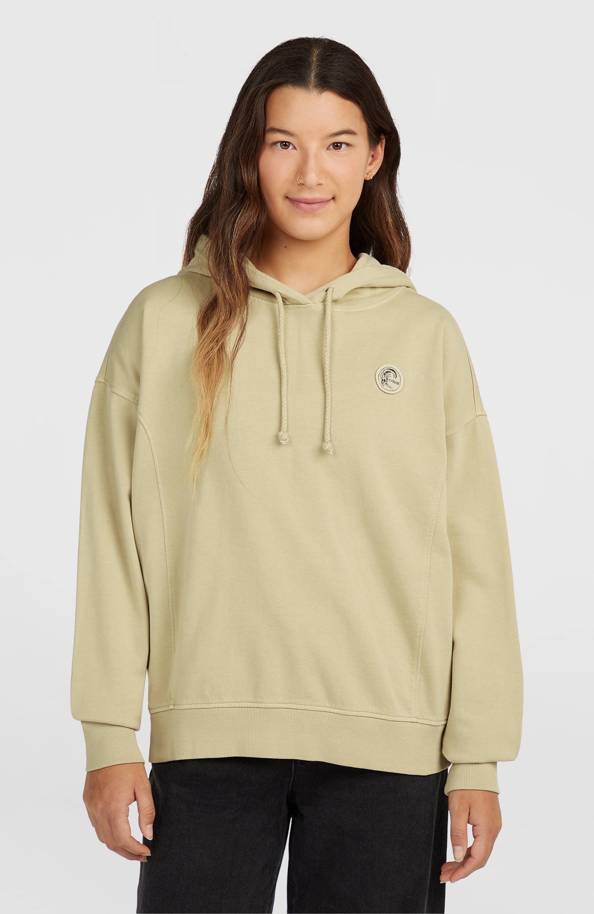 O'Neill O'Riginals Badge Hoodie für Damen, beige, Vorderansicht am Model mit Logo-Badge