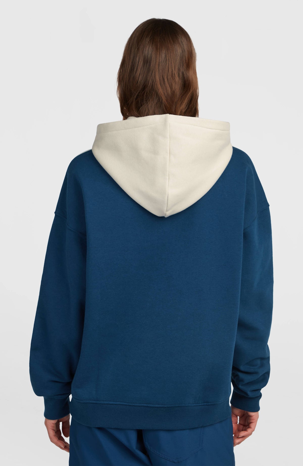 FWC'Play Hoodie für Damen, weiß, Rückansicht getragen am Model mit dunkelblauer Rückenpartie und Kapuze