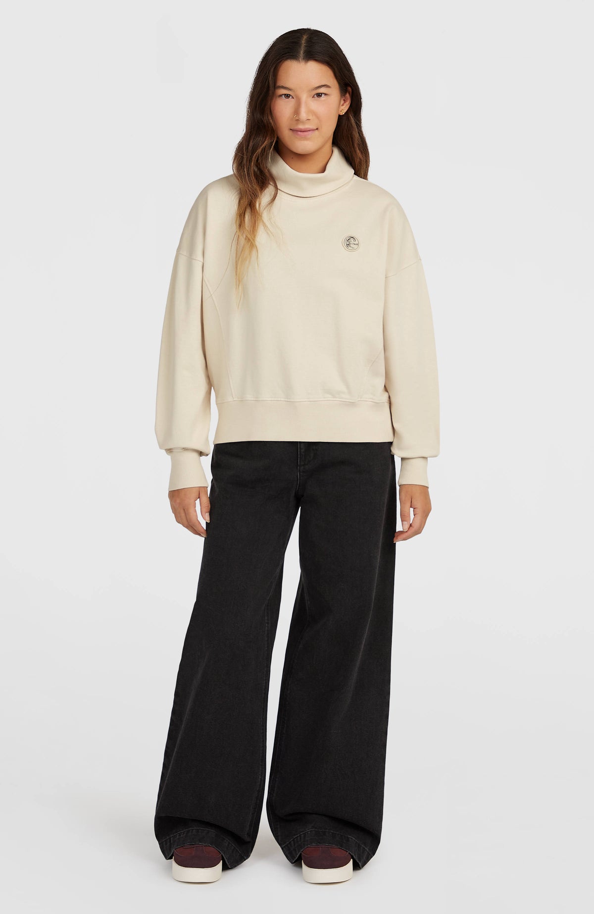 O'Riginals Crew Sweatshirt für Damen, weiß, Ganzkörperansicht am Model in lockerer Passform