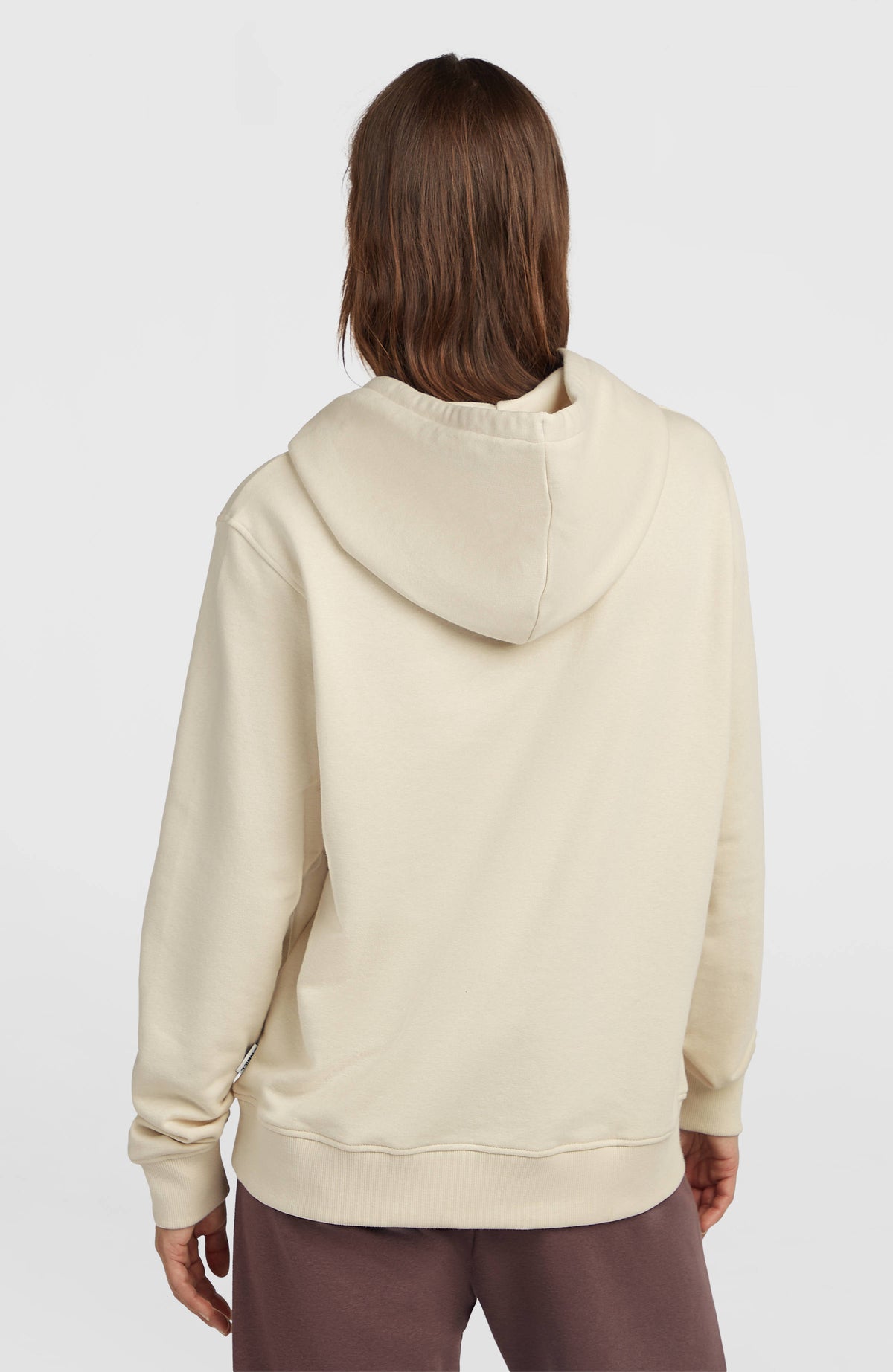 Graphic Hoodie für Damen, weiß, Rückansicht am Model mit anliegender Kapuze und Rippstrickbündchen