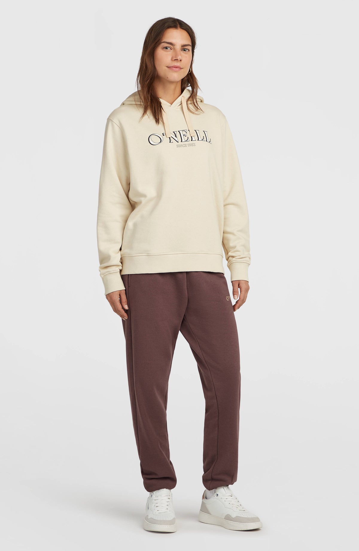 Graphic Hoodie für Damen, weiß mit Logo-Print in Schwarz, Vorderansicht am Model in voller Länge