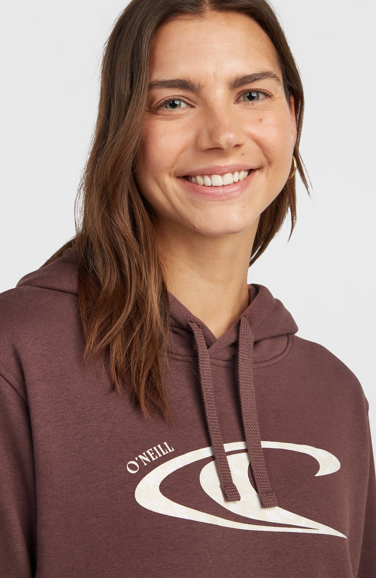 Nahaufnahme des lila Graphic Hoodie für Damen, Logo-Print in Weiß und Kordelzug an der Kapuze am Model