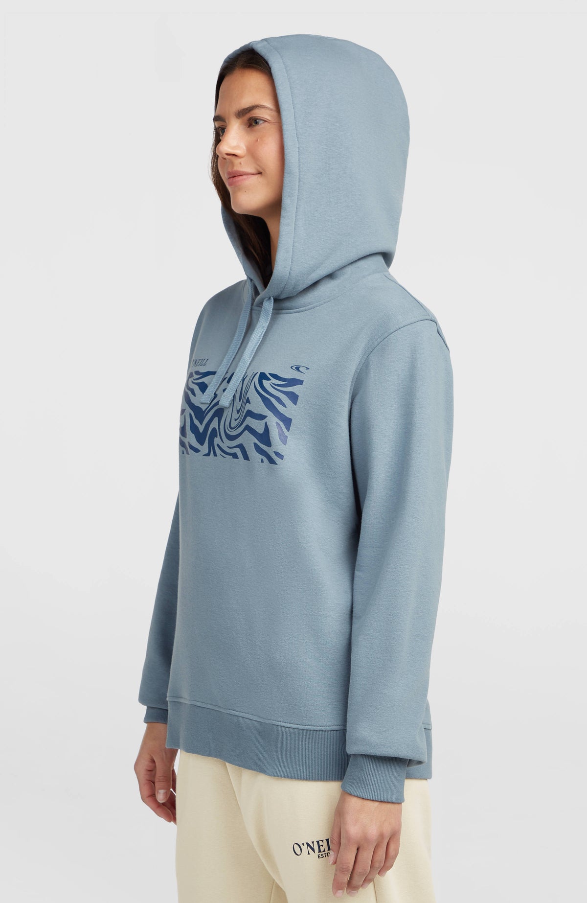 Graphic Hoodie für Damen, blau mit Grafik-Print in Dunkelblau, Halbprofil am Model mit aufgesetzter Kapuze