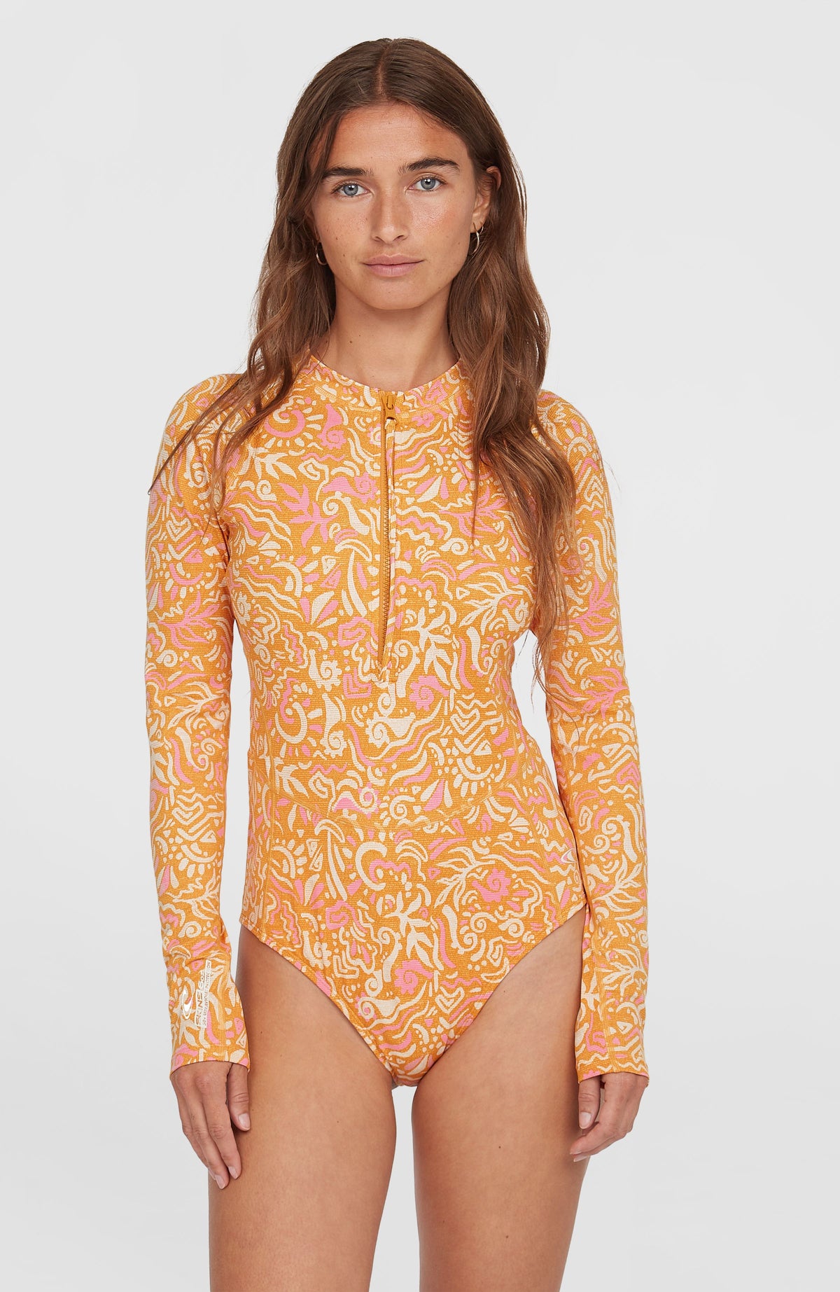 O'Neill Women of the Wave Longsleeve-Badeanzug für Damen, orange mit Grafikmuster in Rosa und Weiß, Vorderansicht