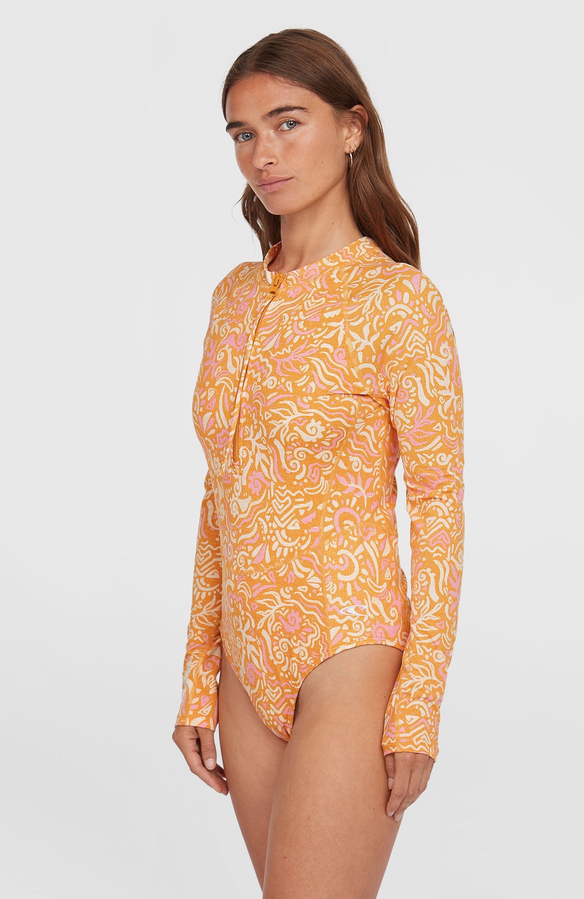 Women of the Wave Longsleeve-Badeanzug für Damen, orange mit Grafikmuster in Rosa und Weiß, Seitenansicht am Model