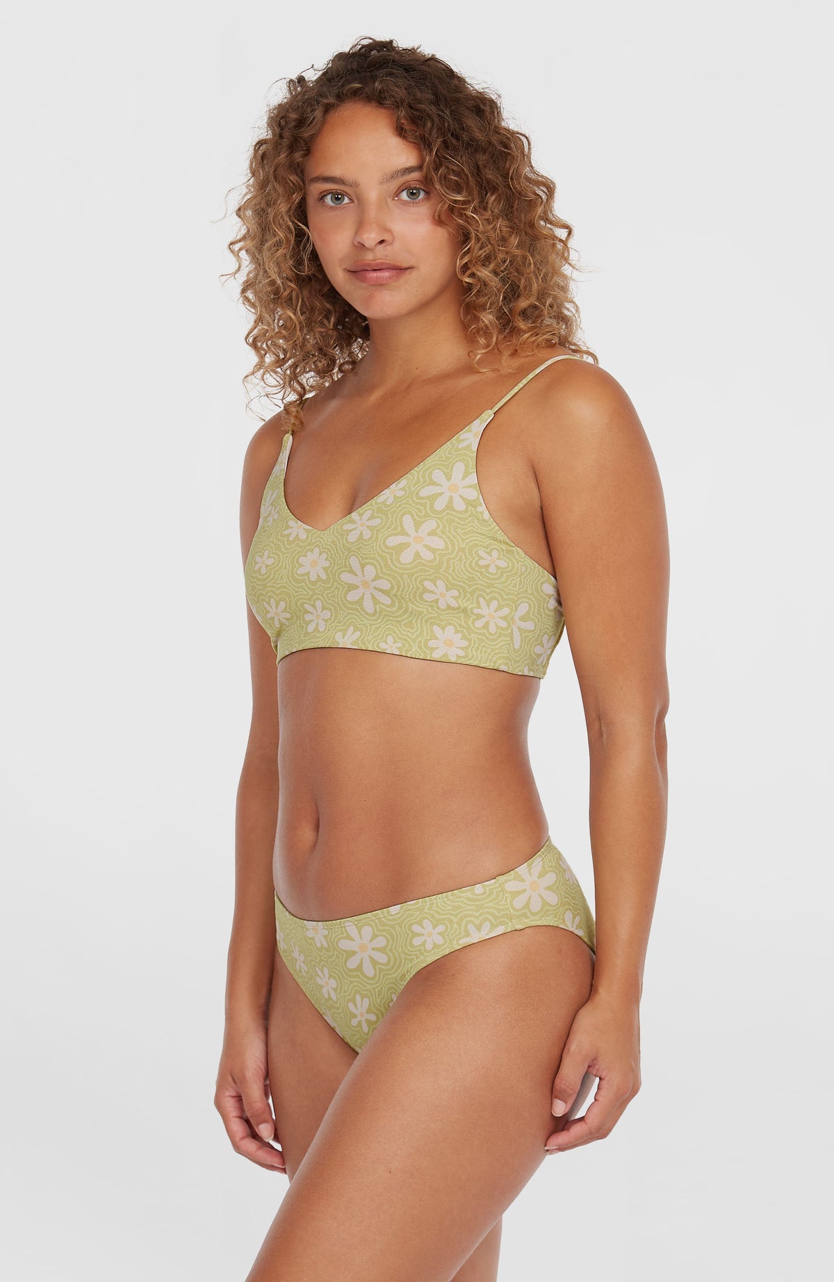 Beach Vintage Midles Rita Bikini-Set für Damen, grün mit Blumenmuster in Weiß, leicht schräge Vorderansicht am Model