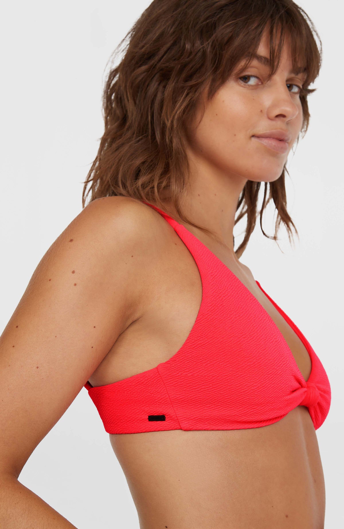 Pismo Flamenco Bikini-Set in Pink, Nahaufnahme des Bralette-Oberteils mit Knotendetail