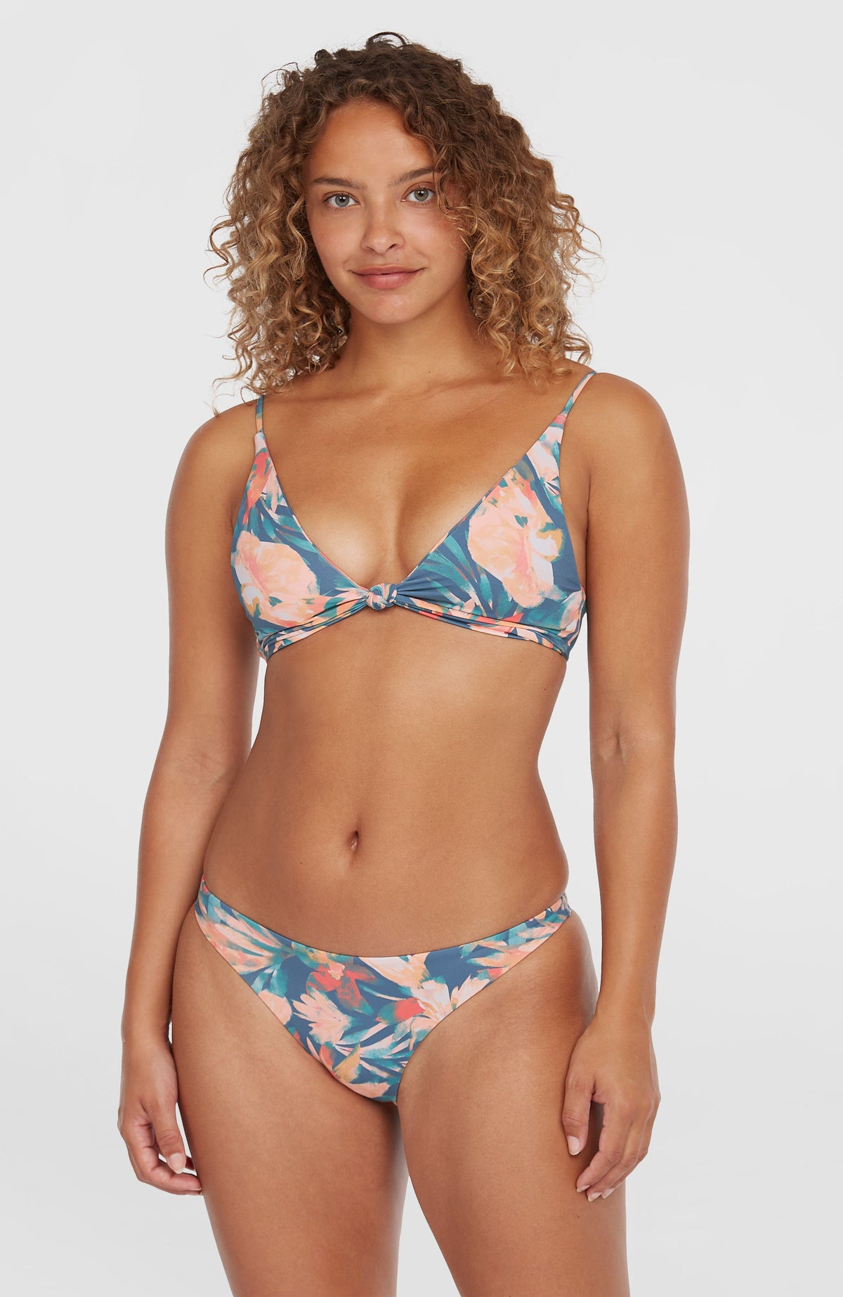 O'Neill Pismo Flamenco Bikini-Set für Damen, blau mit Tropenmuster in Rosa und Grün, Vorderansicht, am Model