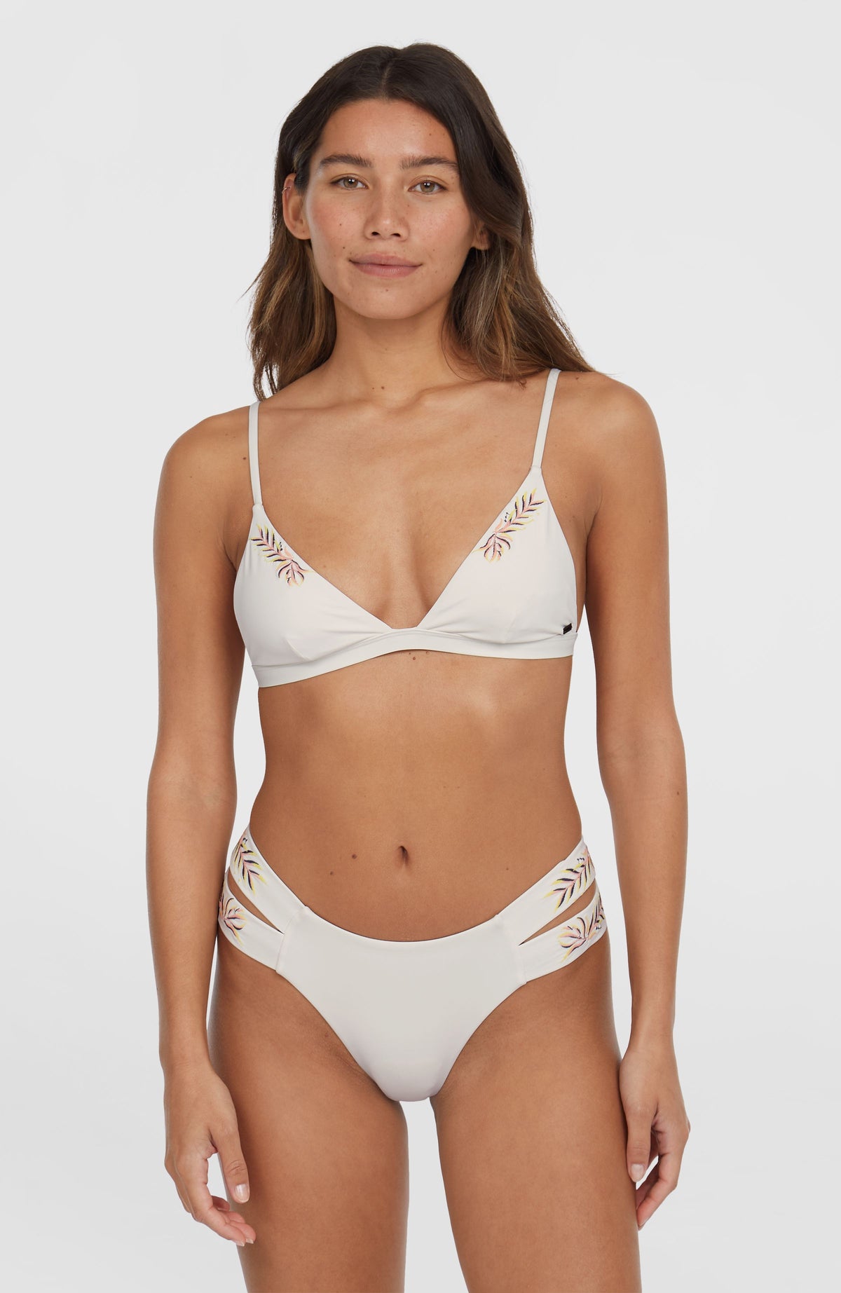 O'Neill Seaside Boulder Bikini-Set mit Stickerei für Damen, weiß, getragen am Model in der Vorderansicht