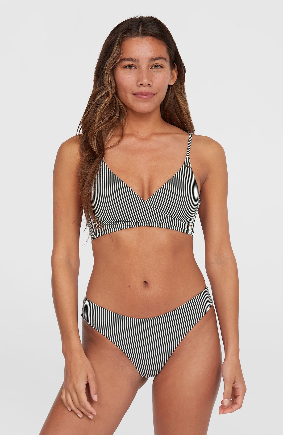 O'Neill Essentials Baay Maoi Bikini-Set für Damen, schwarz mit Streifenmuster in Weiß, Vorderansicht am Model