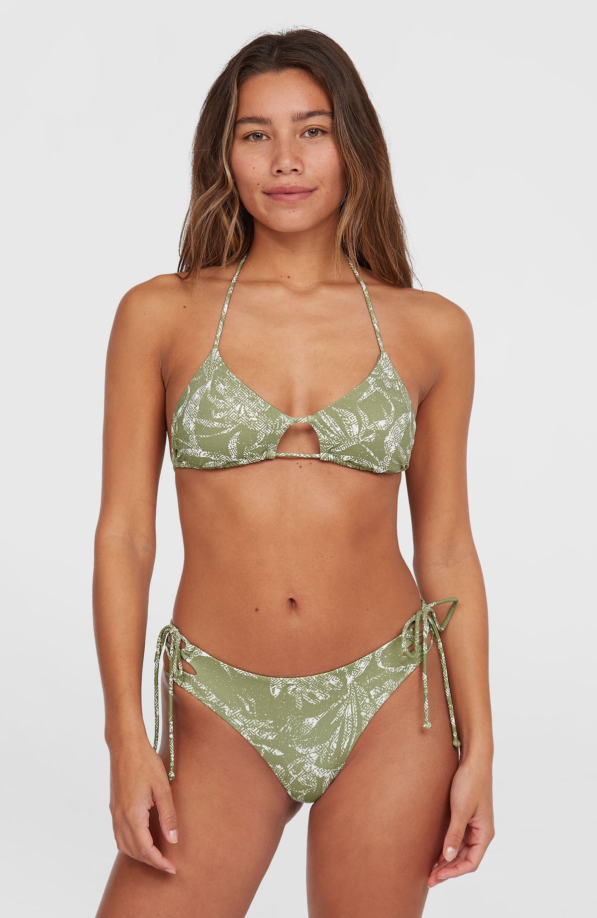 O'Neill Madrid Jensen Bikini-Set für Damen, grün mit Pflanzenmuster in Weiß, Vorderansicht, getragen am Model