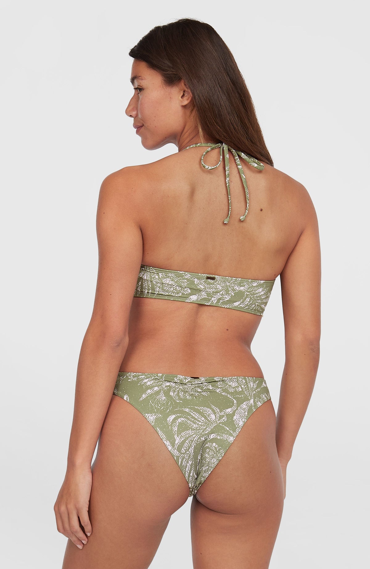 Knot Bandeau Matira Bikini-Set für Damen, grün mit Blattmuster in Weiß, Rückansicht mit Nackenträgern am Model