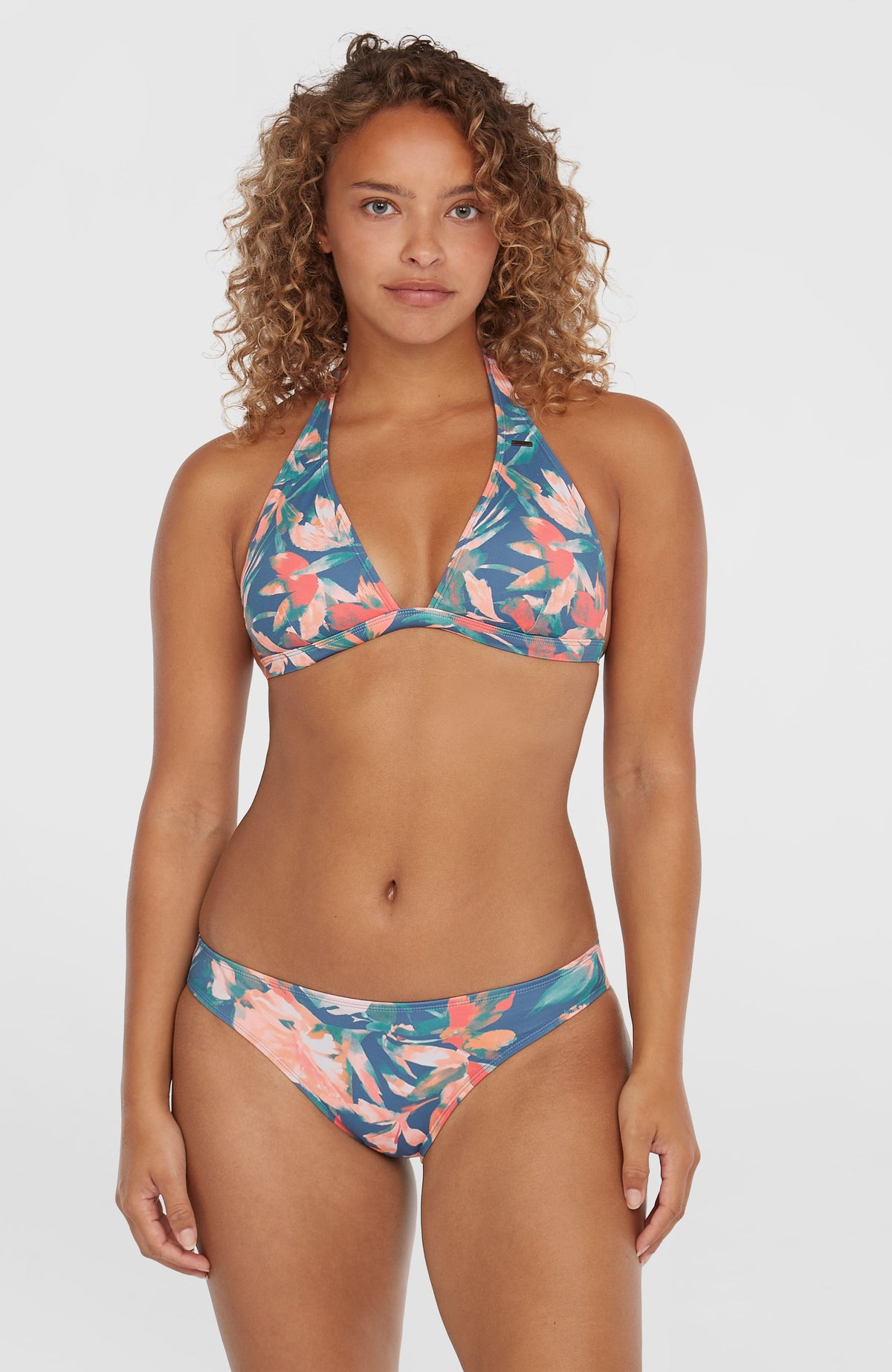 O'Neill Essentials Marga Cruz Bikini-Set für Damen, blau mit Blumenmuster in Rosa und Grün, Vorderansicht am Model