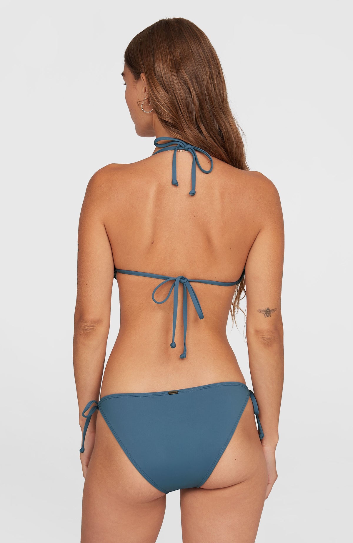 Essentials Capri Bondey Bikini-Set für Damen, blau, Rückansicht am Model mit Bindebändern am Rücken