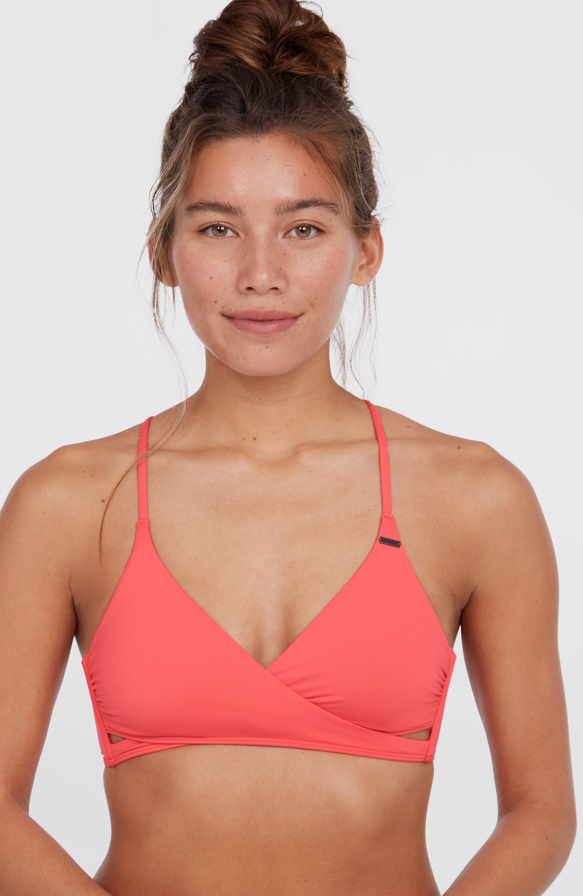O'Neill Baay Bikini-Oberteil für Damen in Pink, getragen am Model, Vorderansicht mit Wickeloptik