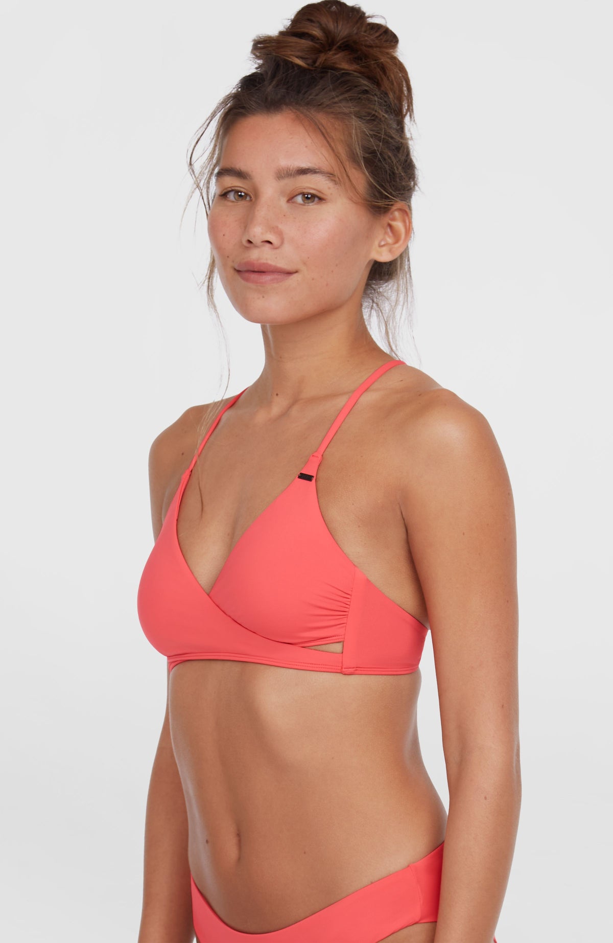 Baay Bikini-Oberteil für Damen, pink, Halbprofilansicht am Model mit seitlichen Cut-Outs