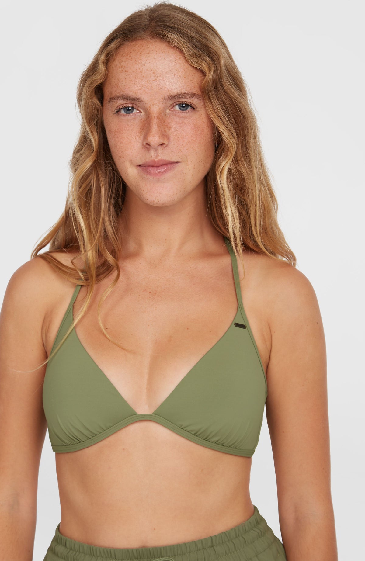 O'Neill Sao Bikini-Oberteil für Damen, grün, Nahaufnahme der Vorderansicht mit feinem Logo-Badge am Model