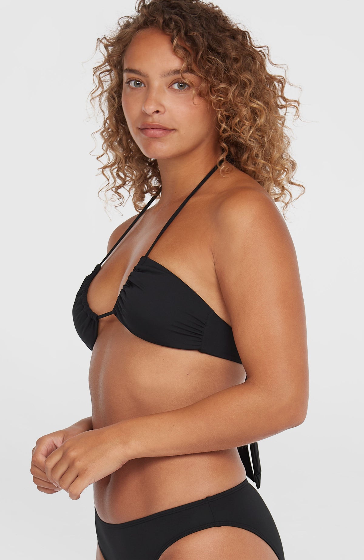Embry Bikini-Oberteil für Damen, schwarz, Seitenansicht, getragen am Model