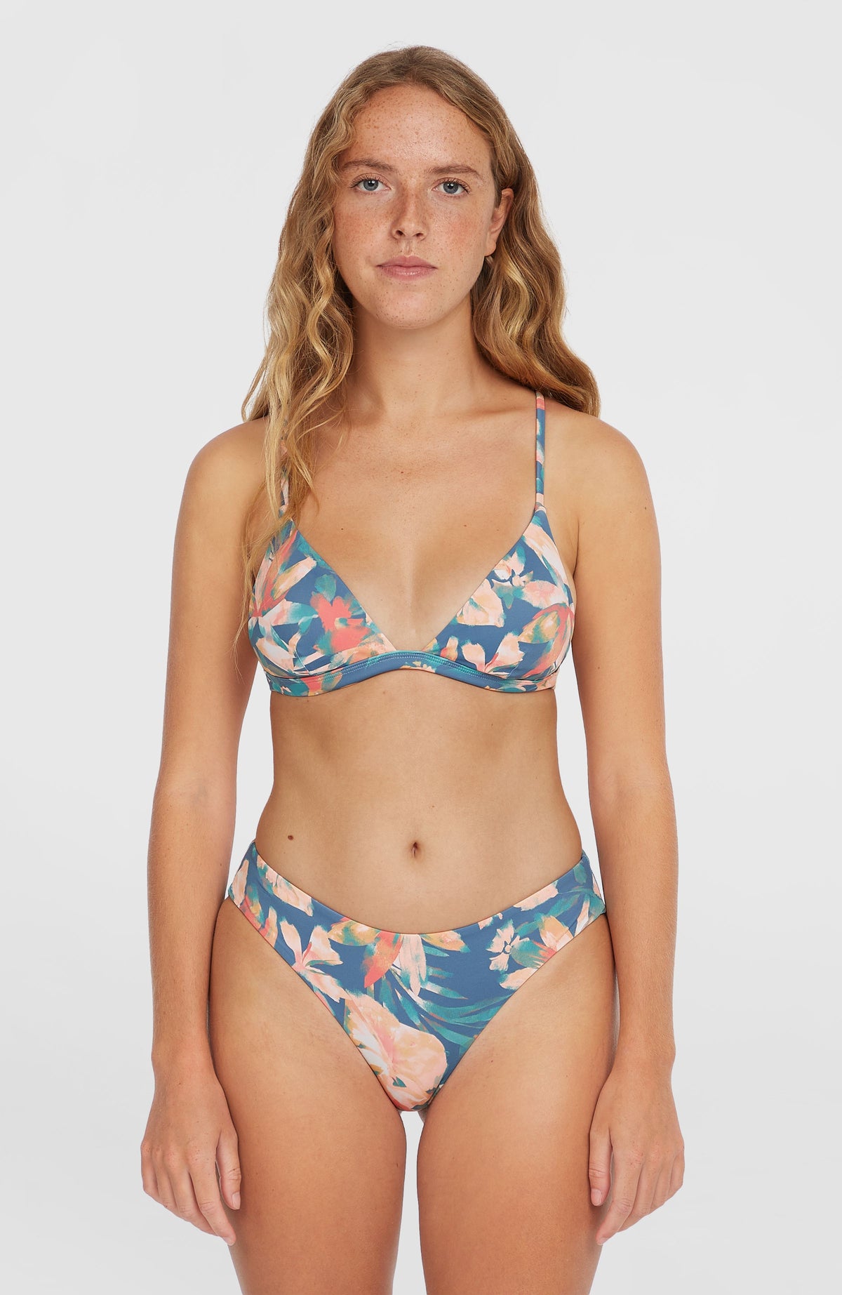Seaside Tri Bikini-Oberteil für Damen, blau mit Blumenmuster in Rosa und Grün, Frontalansicht im Set am Model