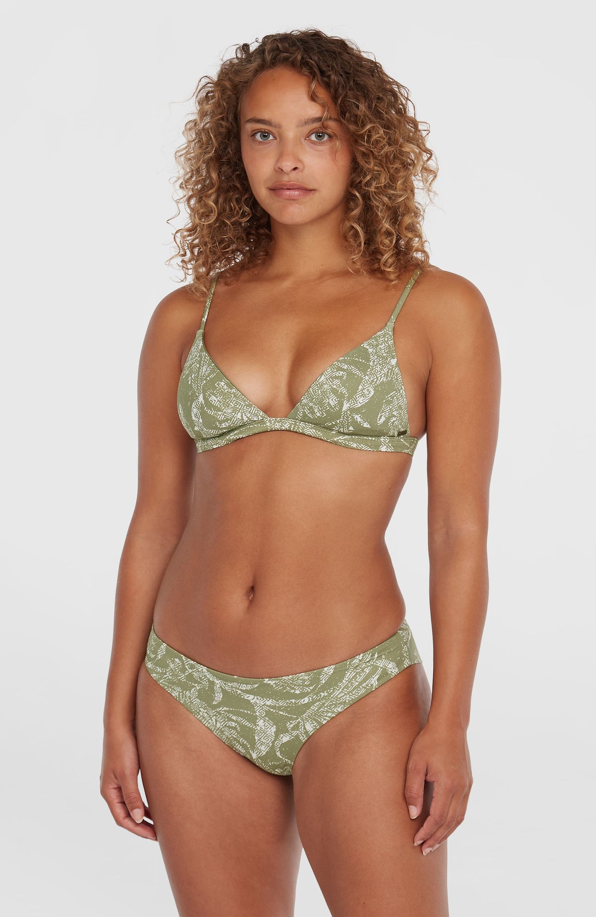 Seaside Tri Bikini-Oberteil für Damen, grün mit Dschungelmuster in Weiß, getragen am Model, Ganzkörperansicht