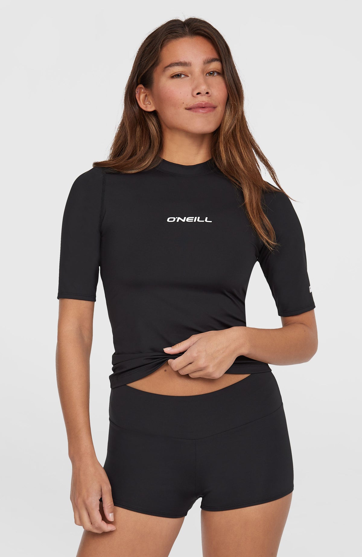 Grenada Bikinihose für Damen, schwarz, getragen am Model, Frontalansicht mit breitem Bund