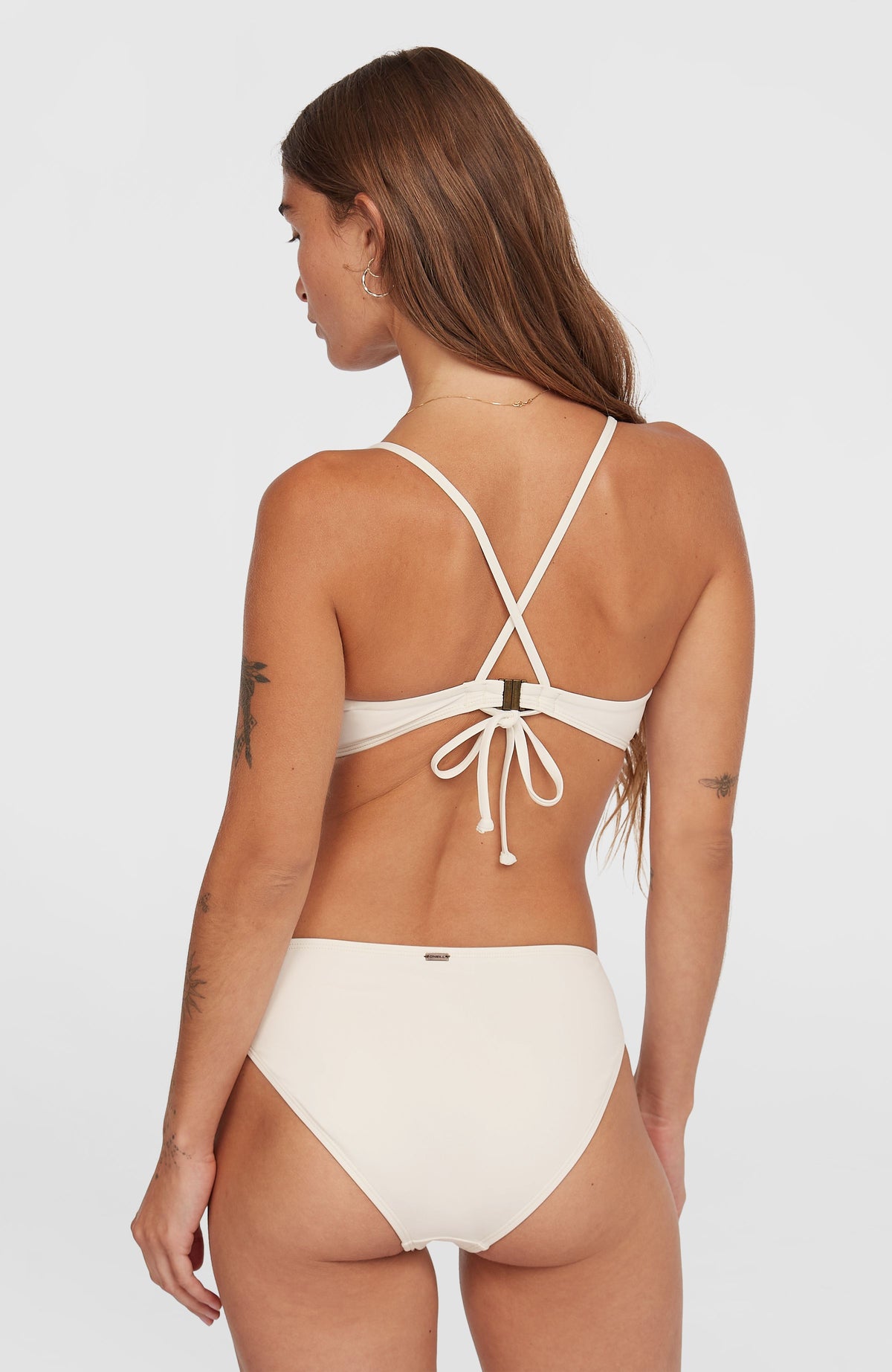 Rita Bikinihose für Damen, weiß, leicht schräge Rückansicht am Model mit breiter Schnittform
