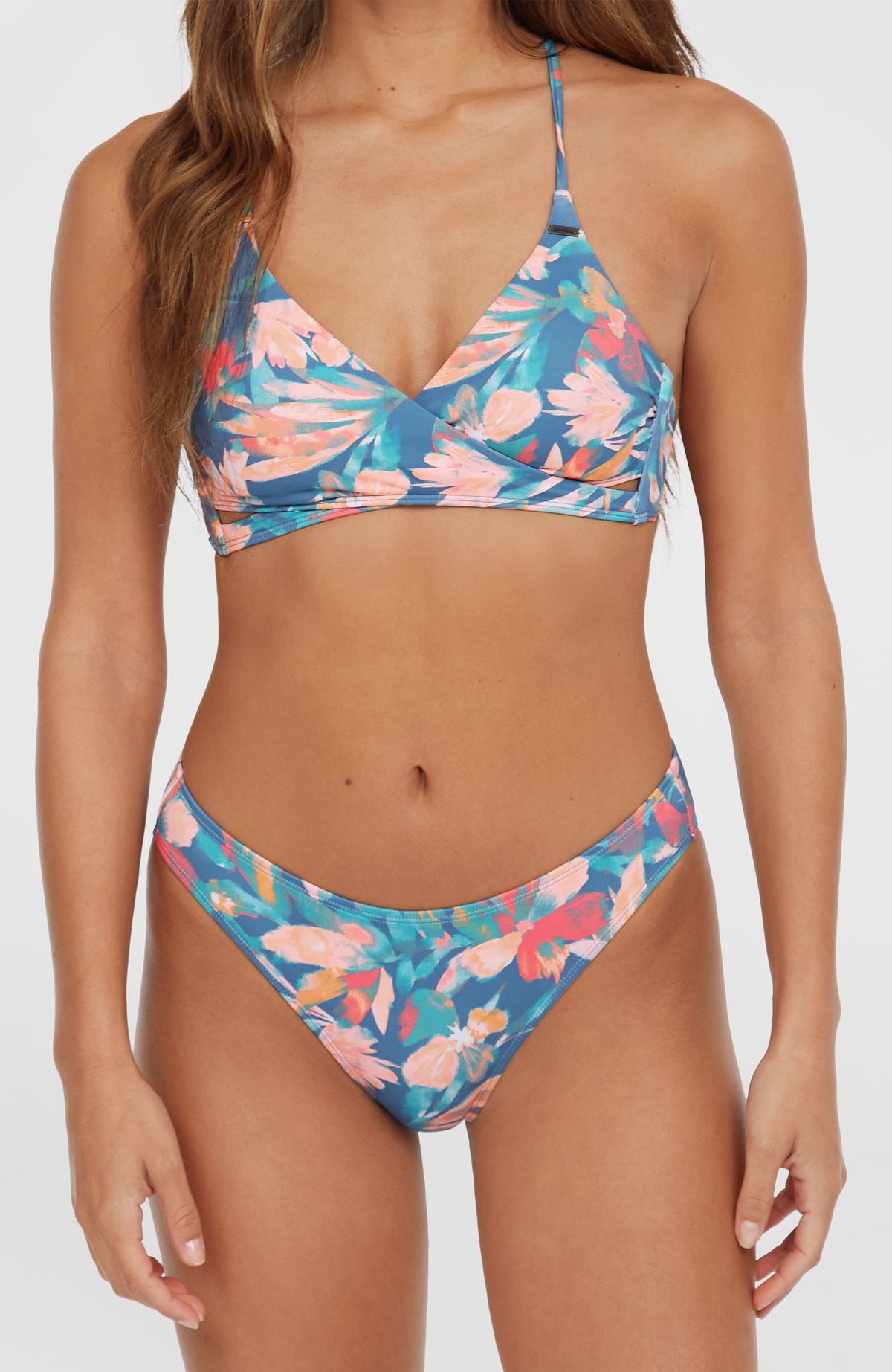 Rita Bikinihose für Damen, blau mit Blumenmuster in Rosa und Türkis, Nahaufnahme von vorne am Model