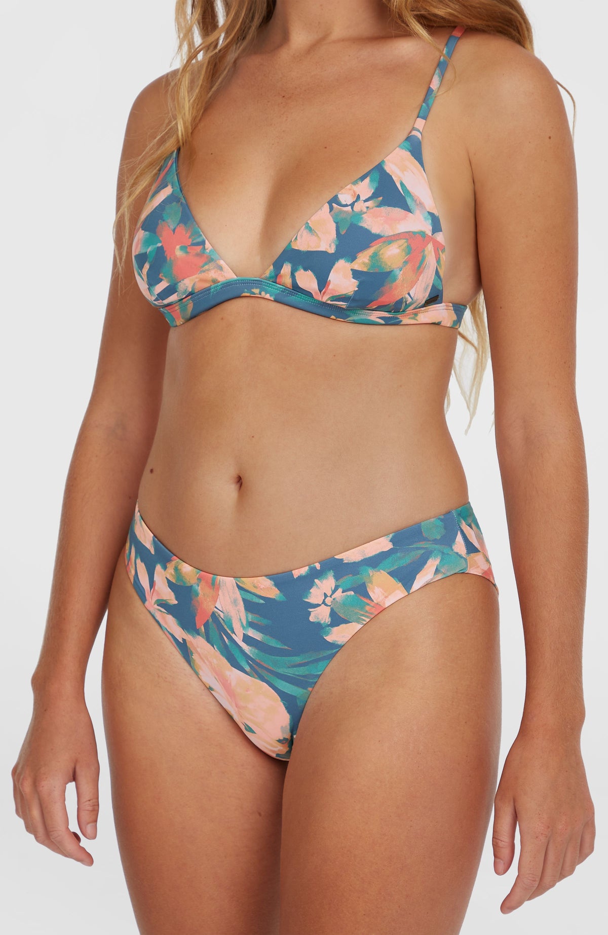 Maoi Bikinihose für Damen, blau mit Blumenmuster in Rosa und Grün, Vorderansicht am Model, Nahaufnahme