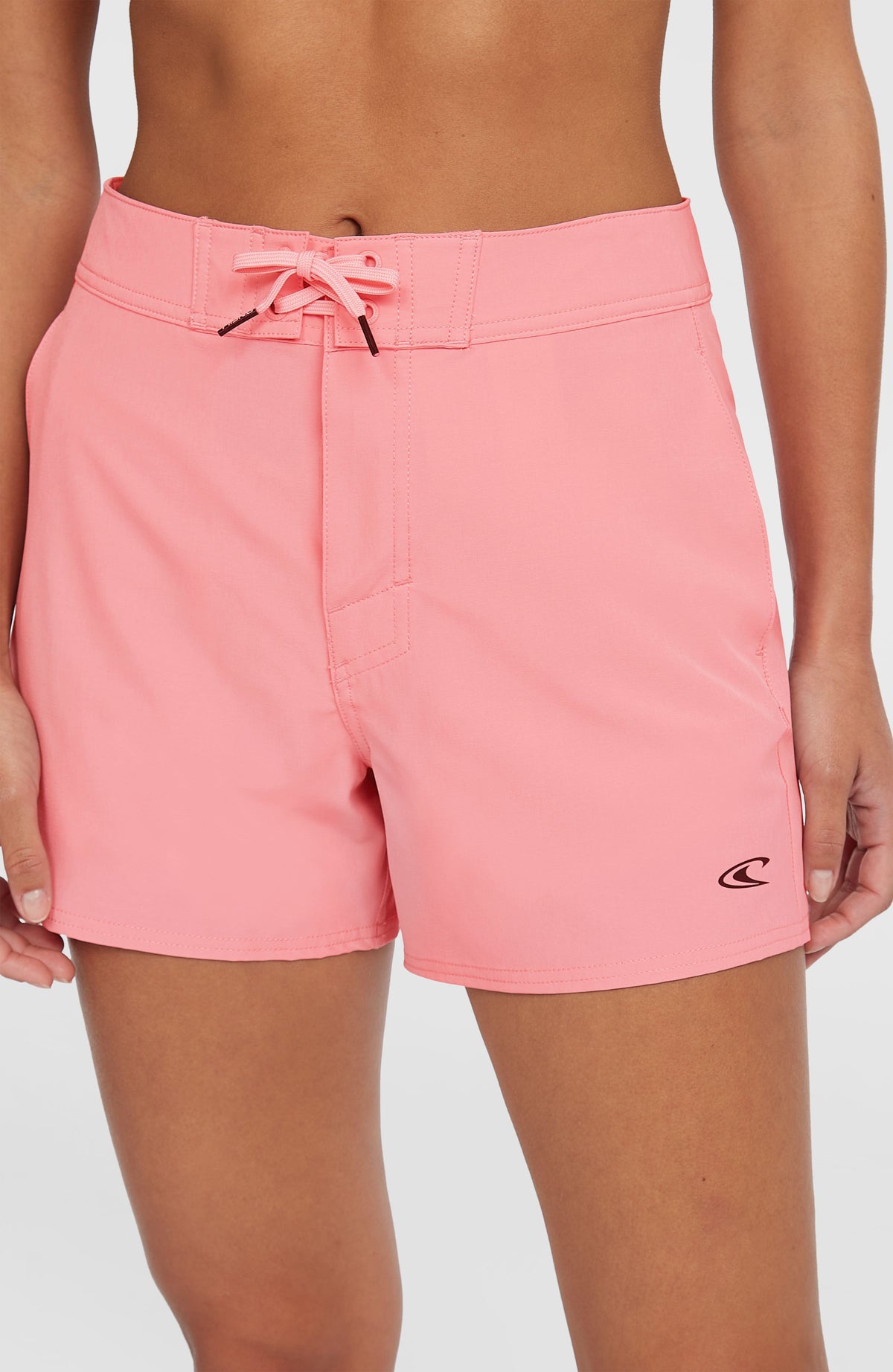 Nahaufnahme von Bund und Kordelzug der pinken Women of the Wave 14'' Boardshorts am Model