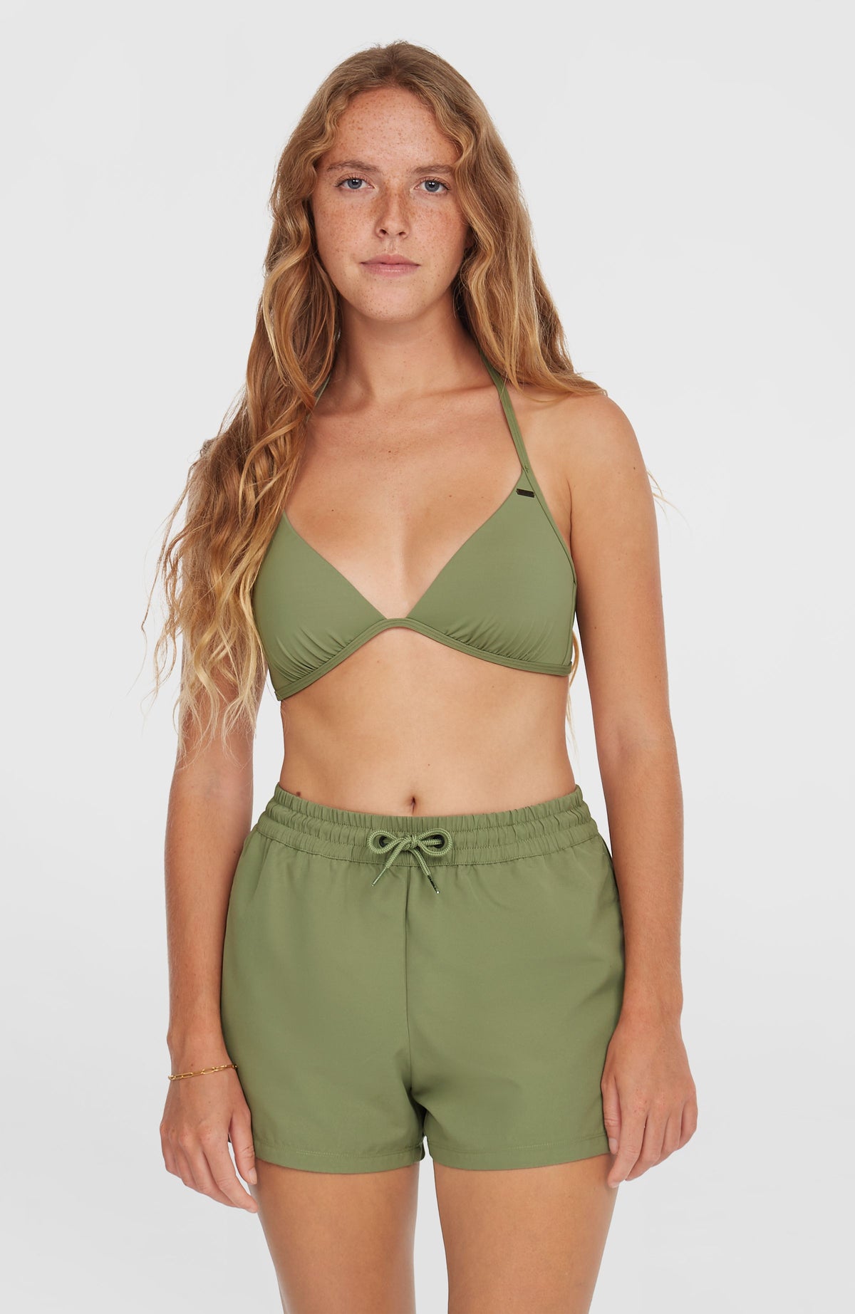 O'Neill Essentials 12'' Badeshorts für Damen, grün, getragen am Model in Vorderansicht mit Kordelzug am Bund