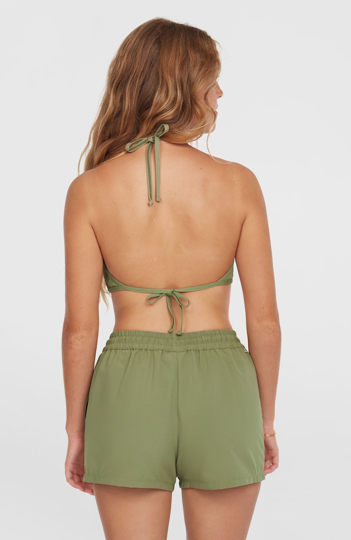 Essentials 12'' Badeshorts für Damen, grün, getragen am Model in Rückansicht mit elastischem gerafftem Bund