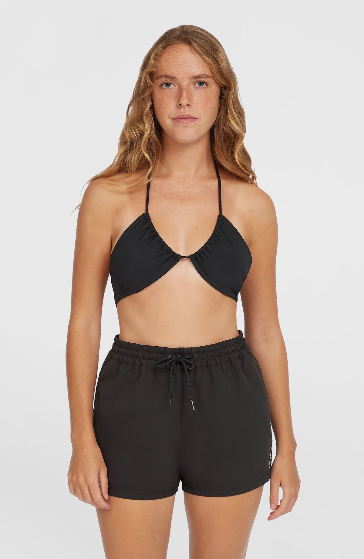 O'Neill Essentials 12'' Badeshorts für Damen in Schwarz, getragen am Model, Vorderansicht mit Kordelzug