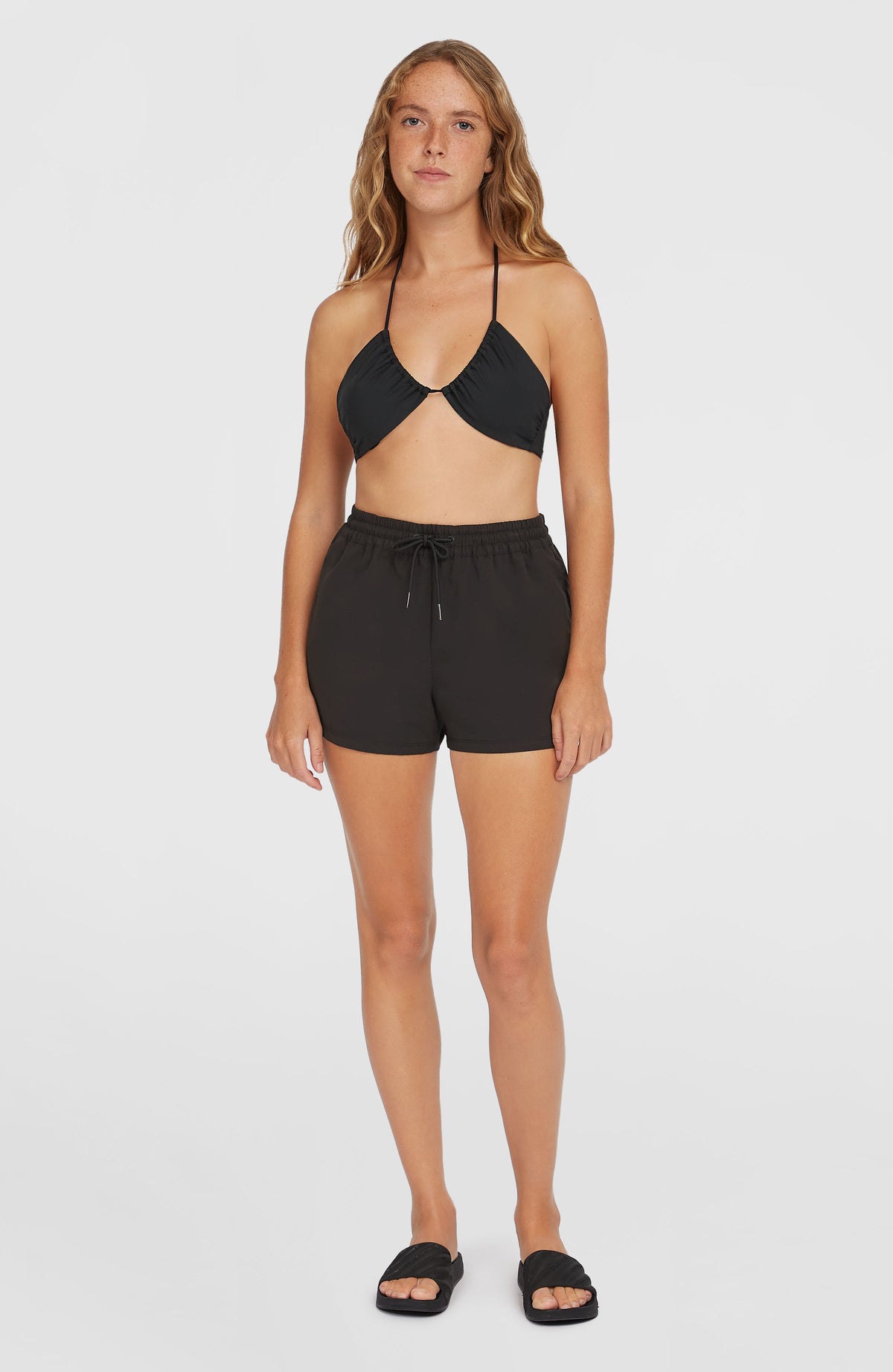 Essentials 12'' Badeshorts für Damen, schwarz, getragen am Model, Ganzkörperansicht von vorne