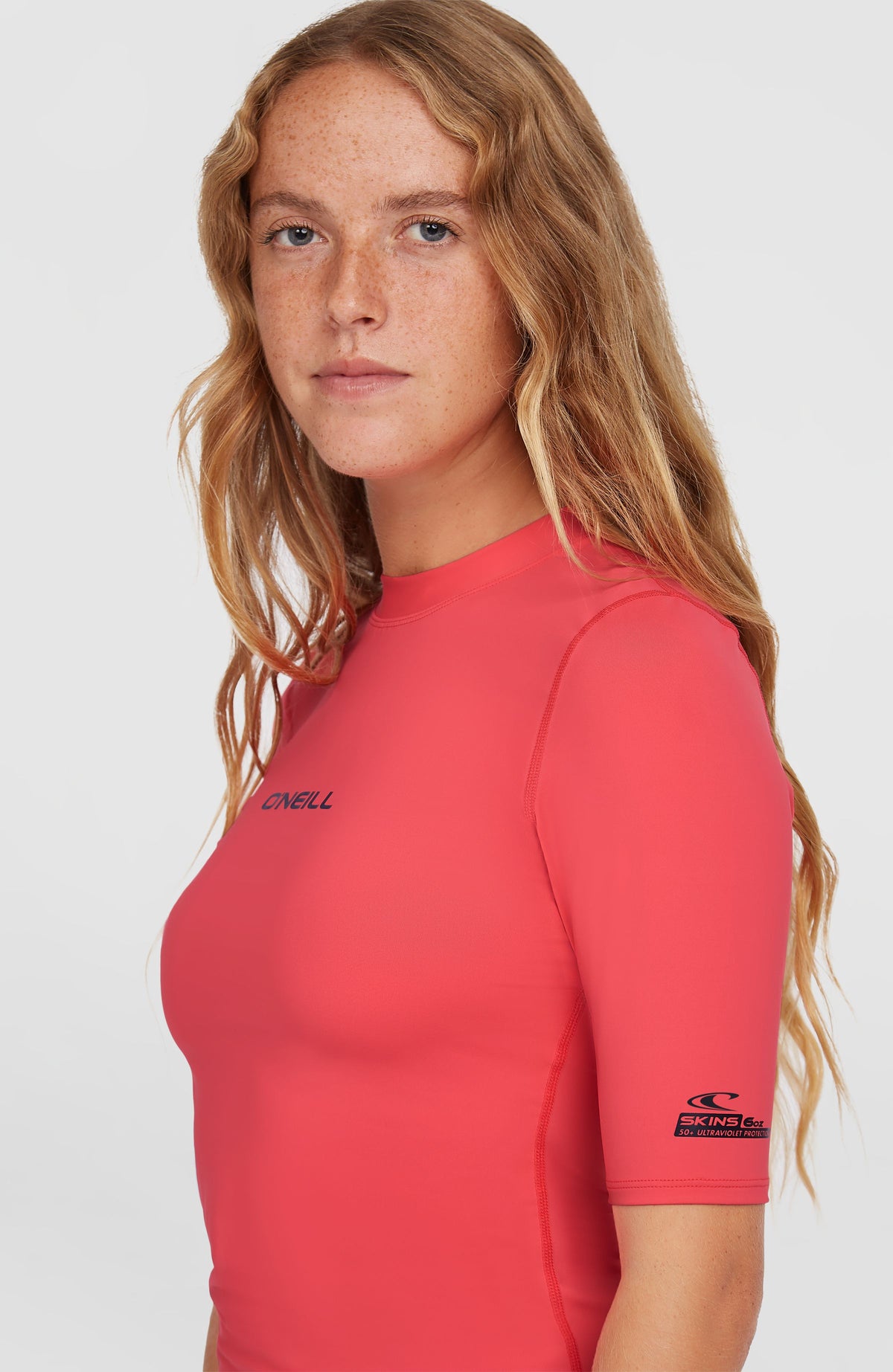 Essentials Shortsleeve-Schwimmshirt für Damen in Pink, Seitenansicht am Model mit Logo-Print am Ärmel