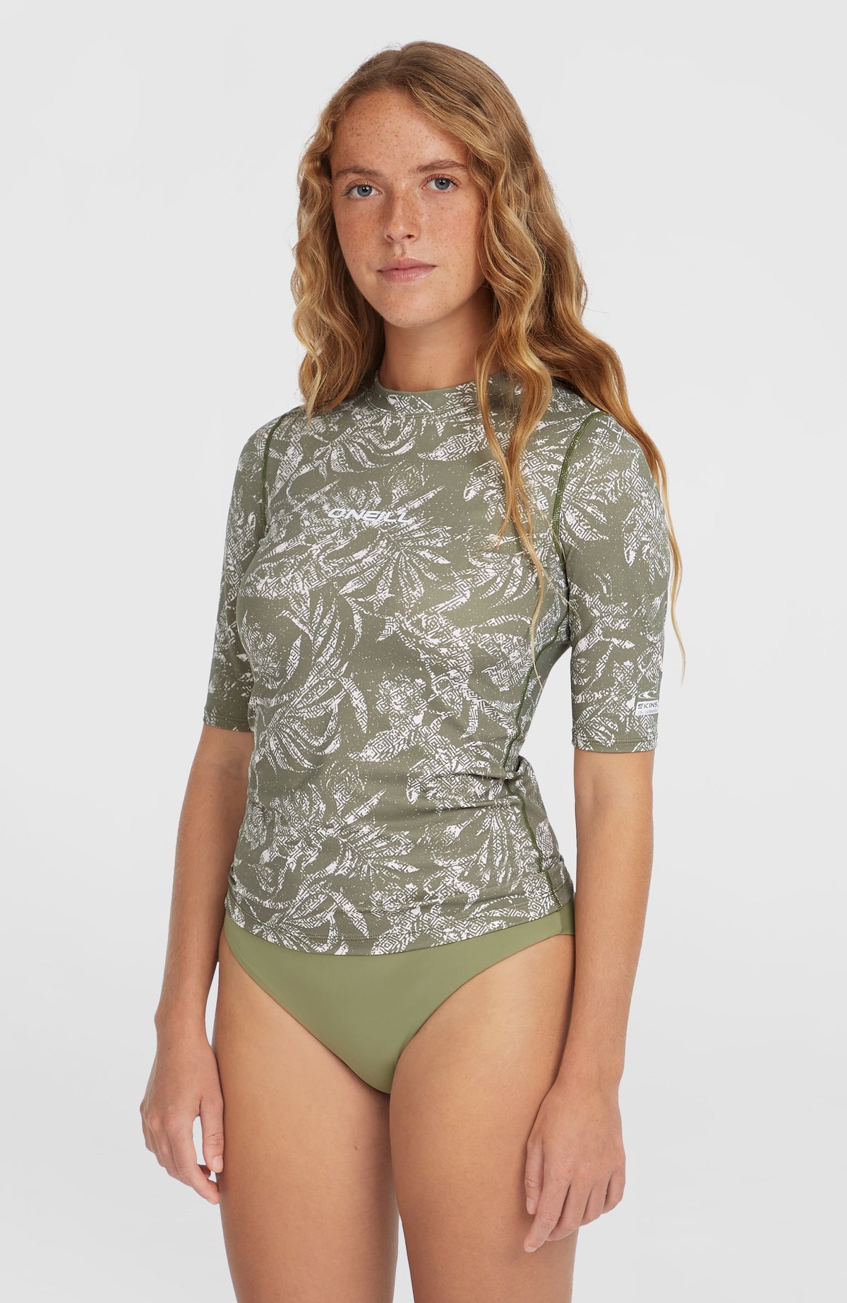 O'Neill Essentials Shortsleeve-Schwimmshirt für Damen, grün mit Pflanzenmuster in Weiß, Vorderansicht am Model