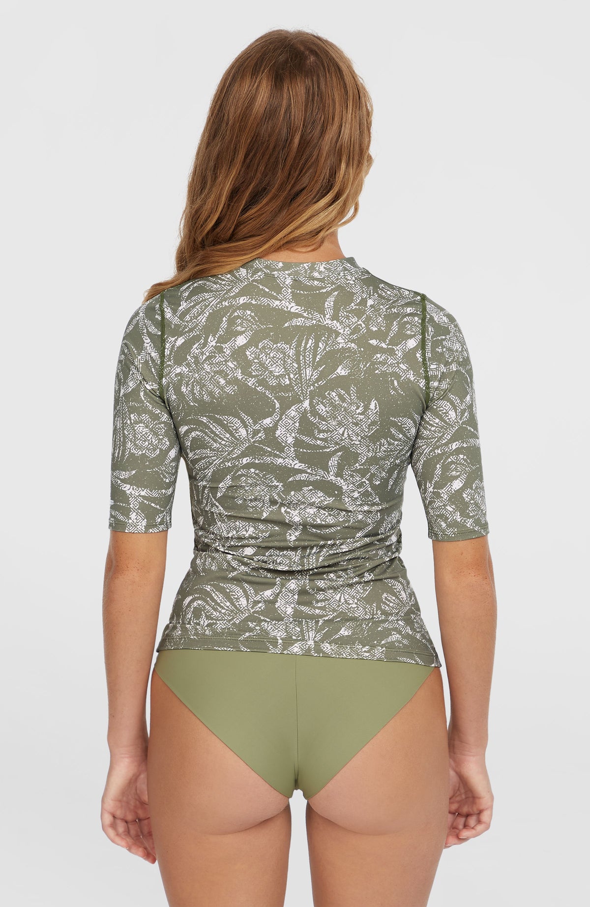 Essentials Shortsleeve-Schwimmshirt für Damen, grün mit Pflanzenmuster in Weiß, Rückansicht am Model