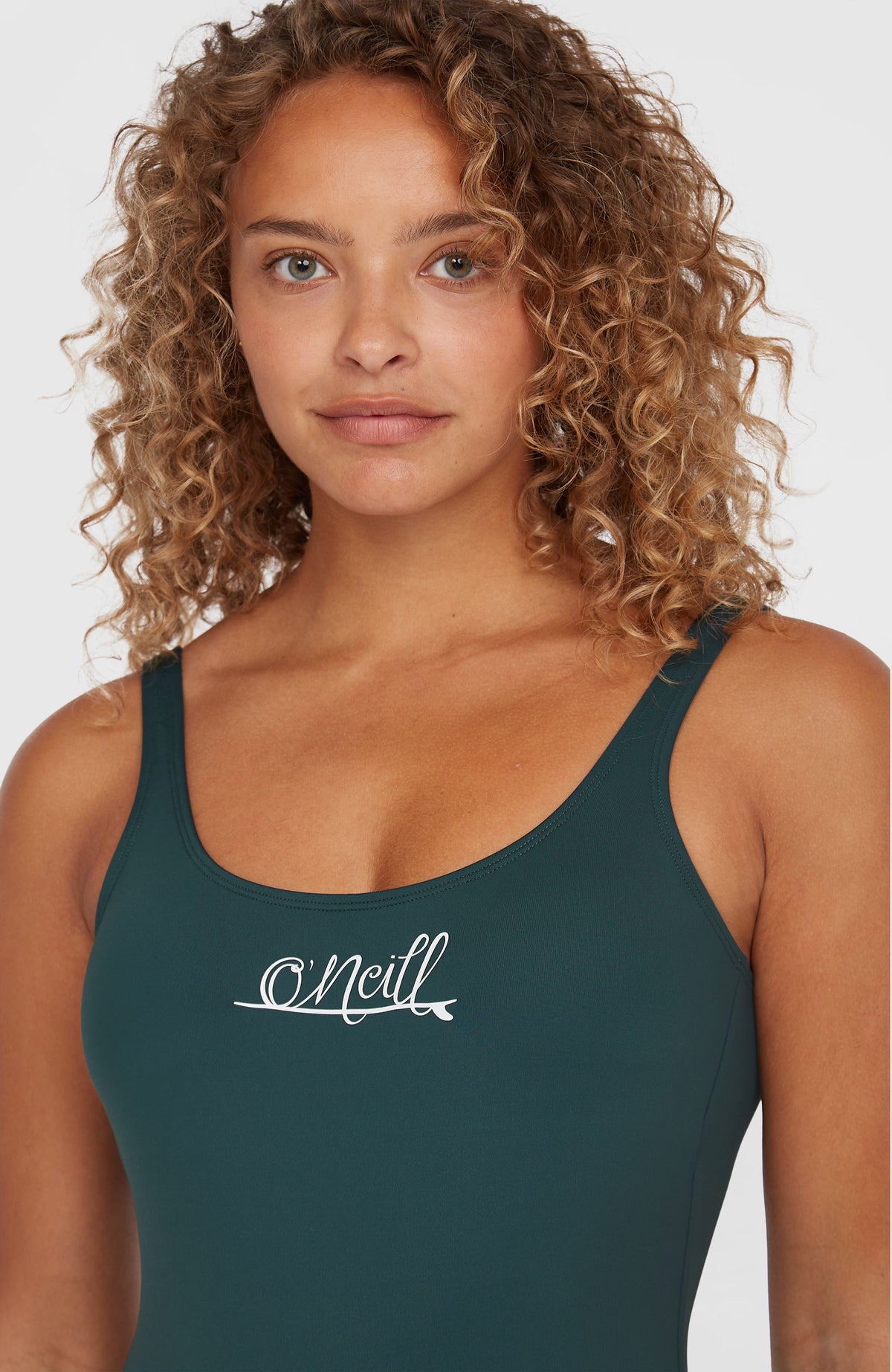 Essentials Script Badeanzug für Damen, blau mit Logo-Print in Weiß, Nahaufnahme des Ausschnitts