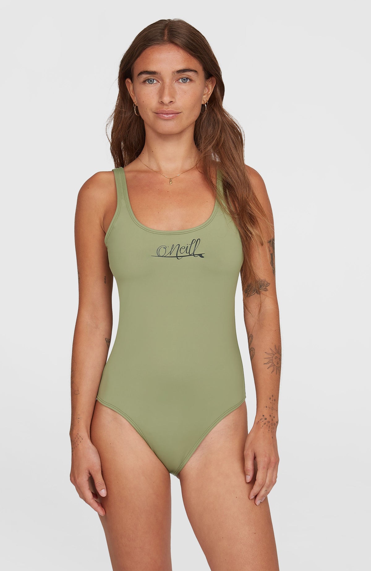 O'Neill Essentials Script Badeanzug für Damen, grün mit Logo-Print in Schwarz, Vorderansicht, getragen am Model