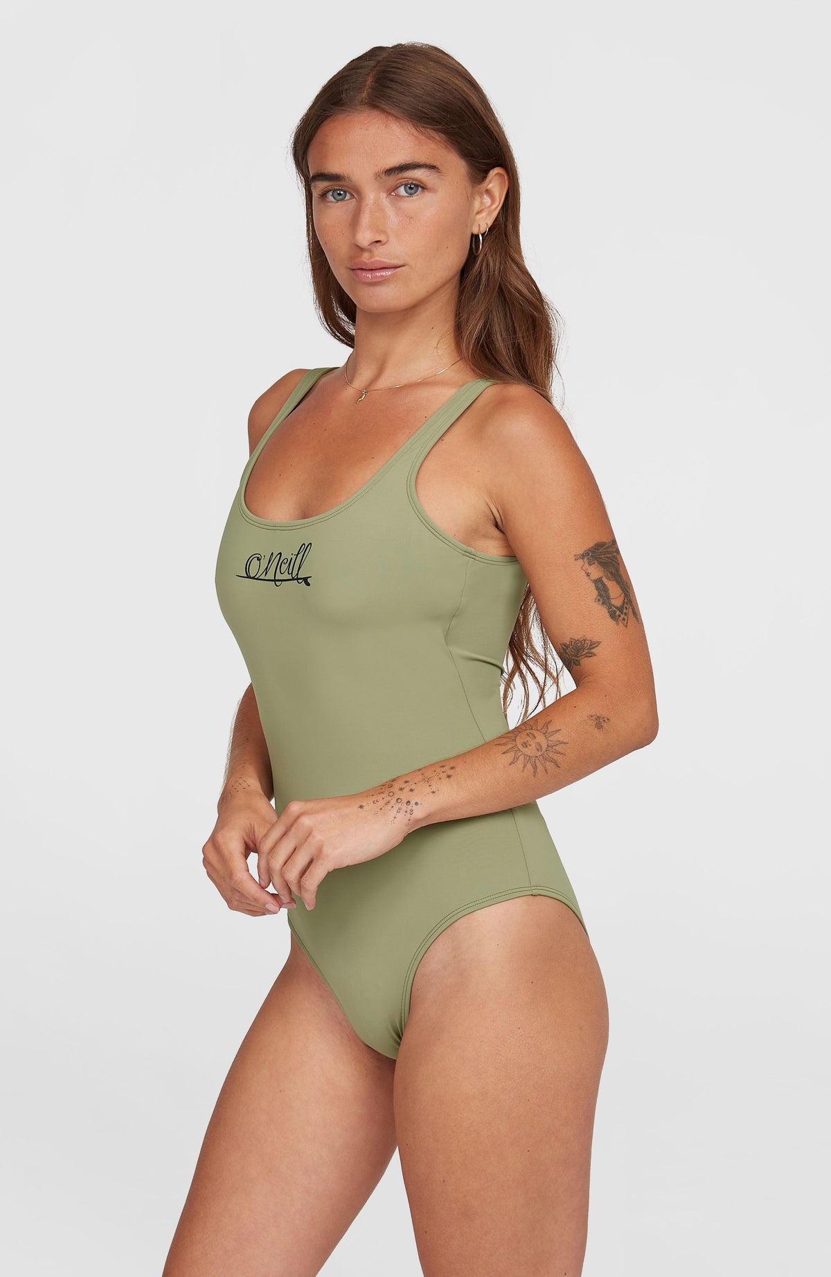 Essentials Script Badeanzug für Damen, grün mit Logo-Print in Schwarz, Halbprofilansicht, getragen am Model