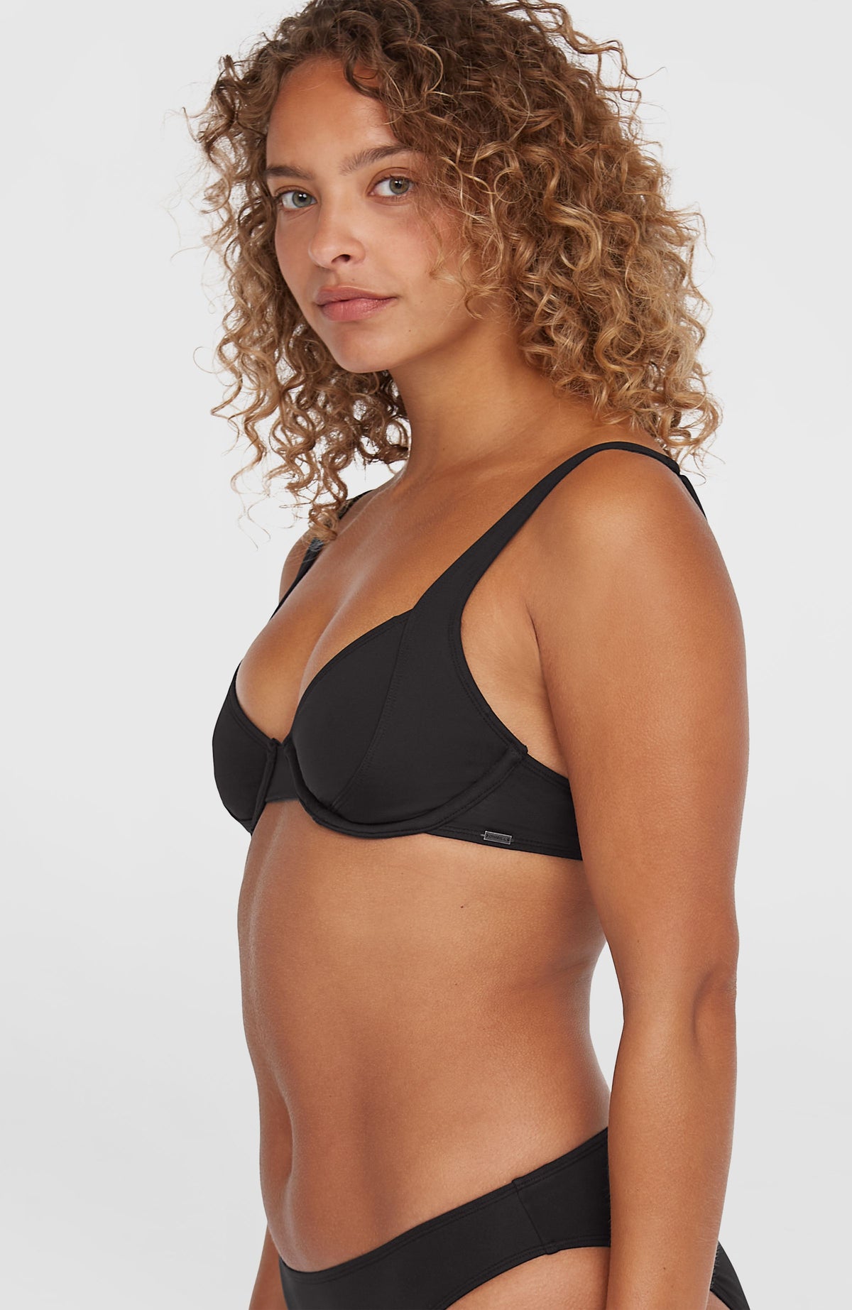 Elsie Bikini-Oberteil mit Bügeln für Damen, schwarz, Seitenansicht mit Logo-Badge, getragen am Model