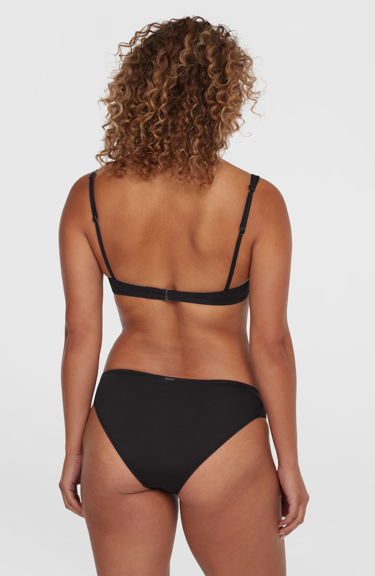 Elsie Bikini-Oberteil mit Bügeln für Damen, schwarz, Rückansicht mit schmalen Trägern, getragen am Model