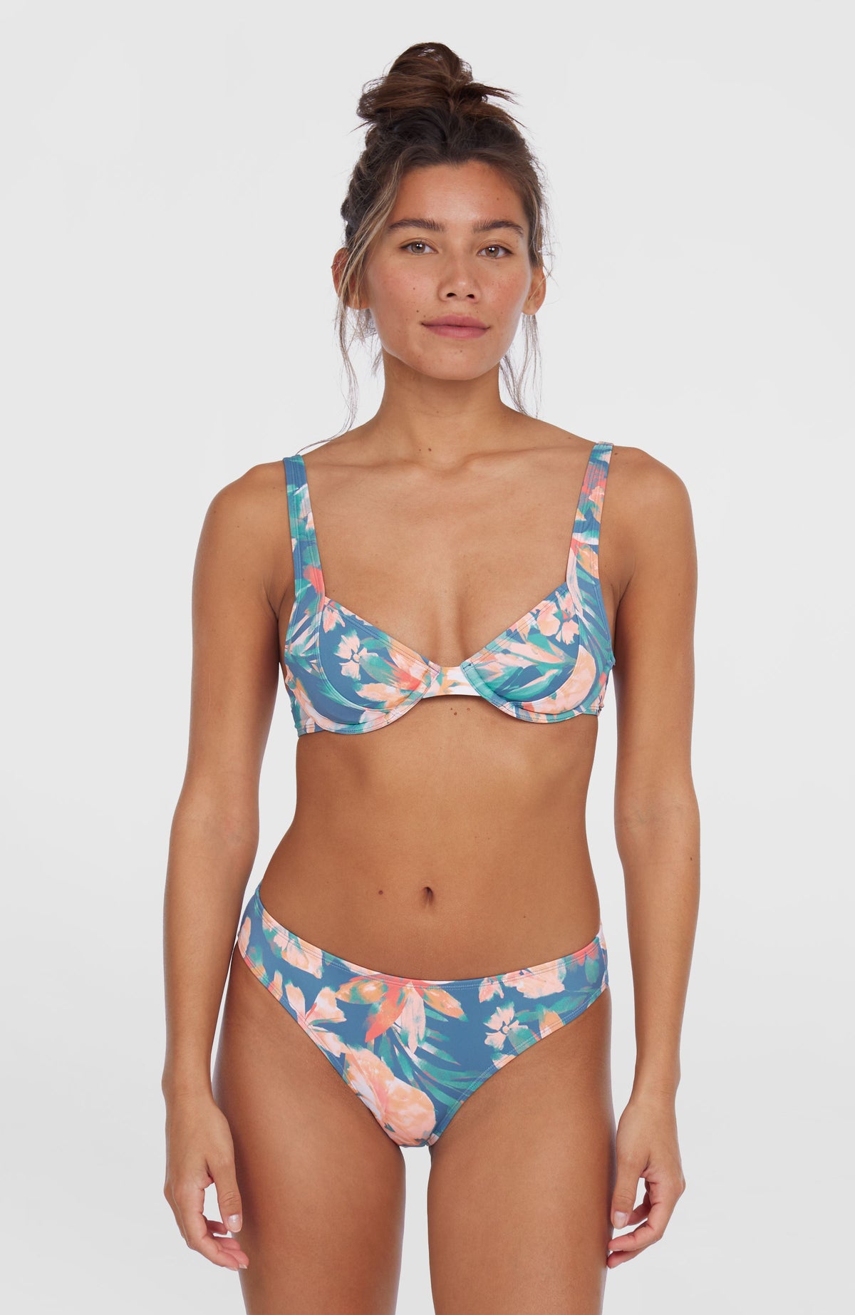 O'Neill Saltwater Elsie Rita Bikini-Set für Damen, blau mit Blumenmuster in Rosa und Grün, Vorderansicht am Model
