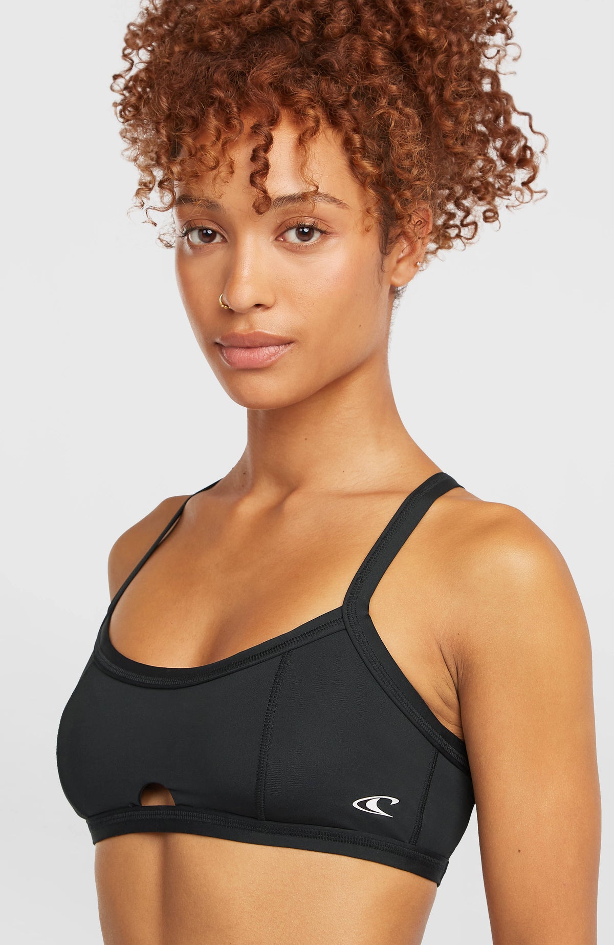 Performance Bikini-Set für Damen, schwarz, Nahaufnahme des Bralette-Oberteils mit Cut-out-Detail
