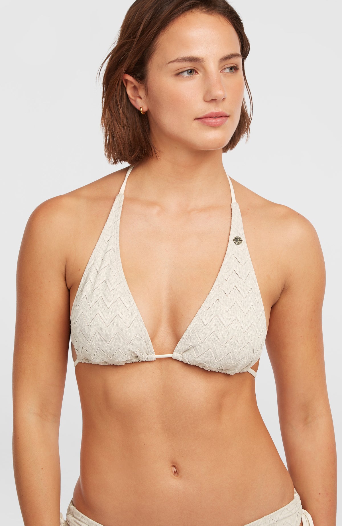 O'Riginals Häkel-Bikini-Set für Damen, weiß, Nahaufnahme des Triangel-Oberteils am Model