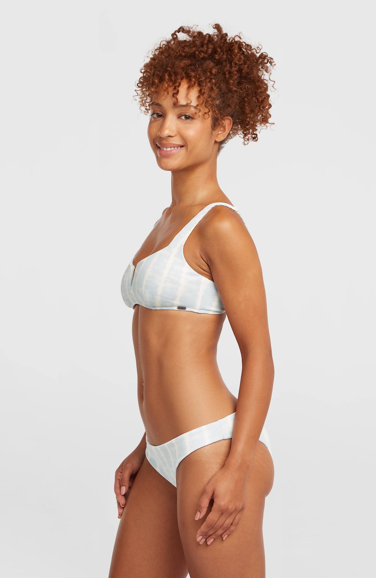 Women Of Bikini-Set für Damen, blau mit Batikmuster in Weiß, Seitenansicht am Model